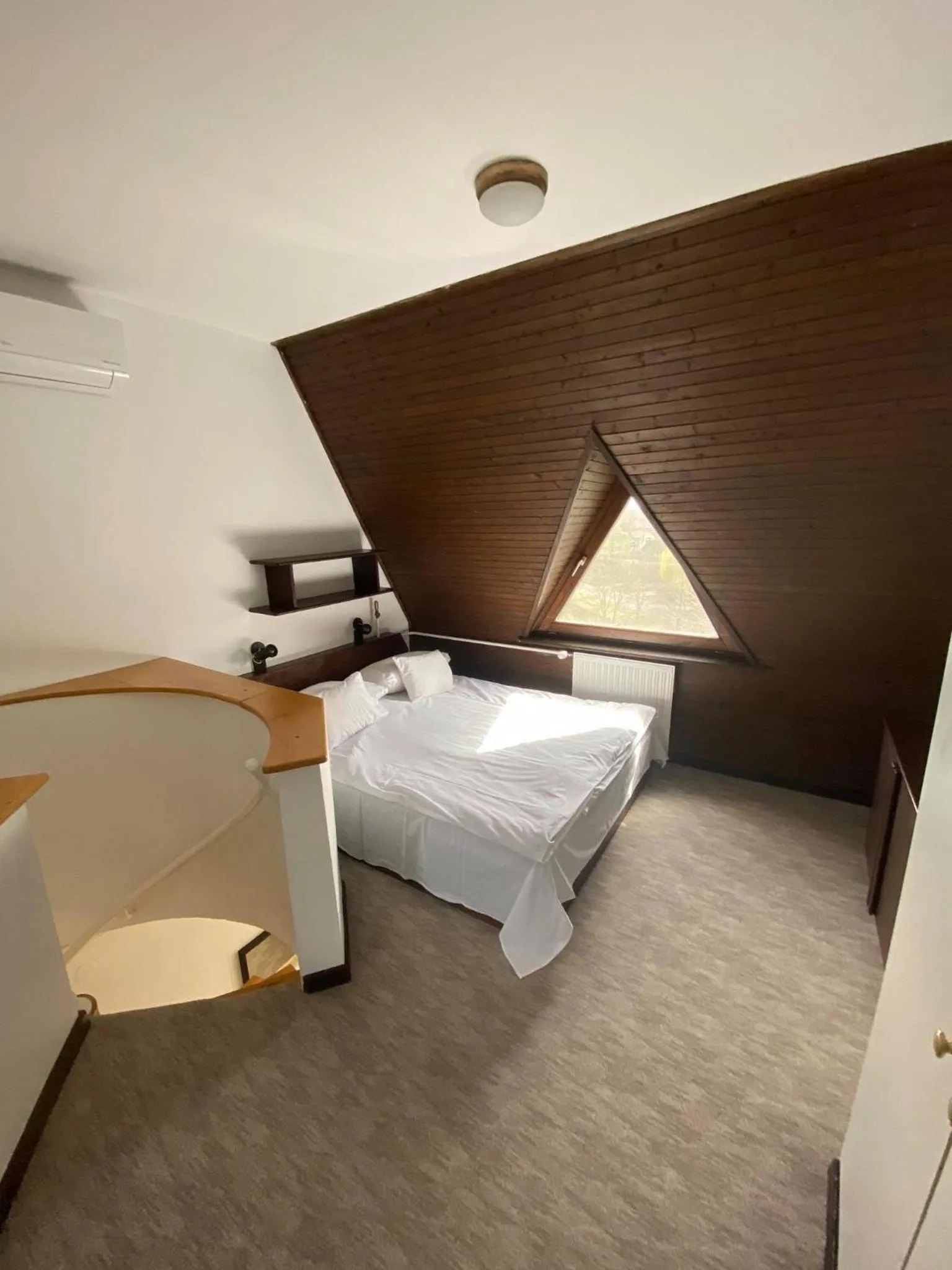 Bedroom, Bed in Viking Hotel