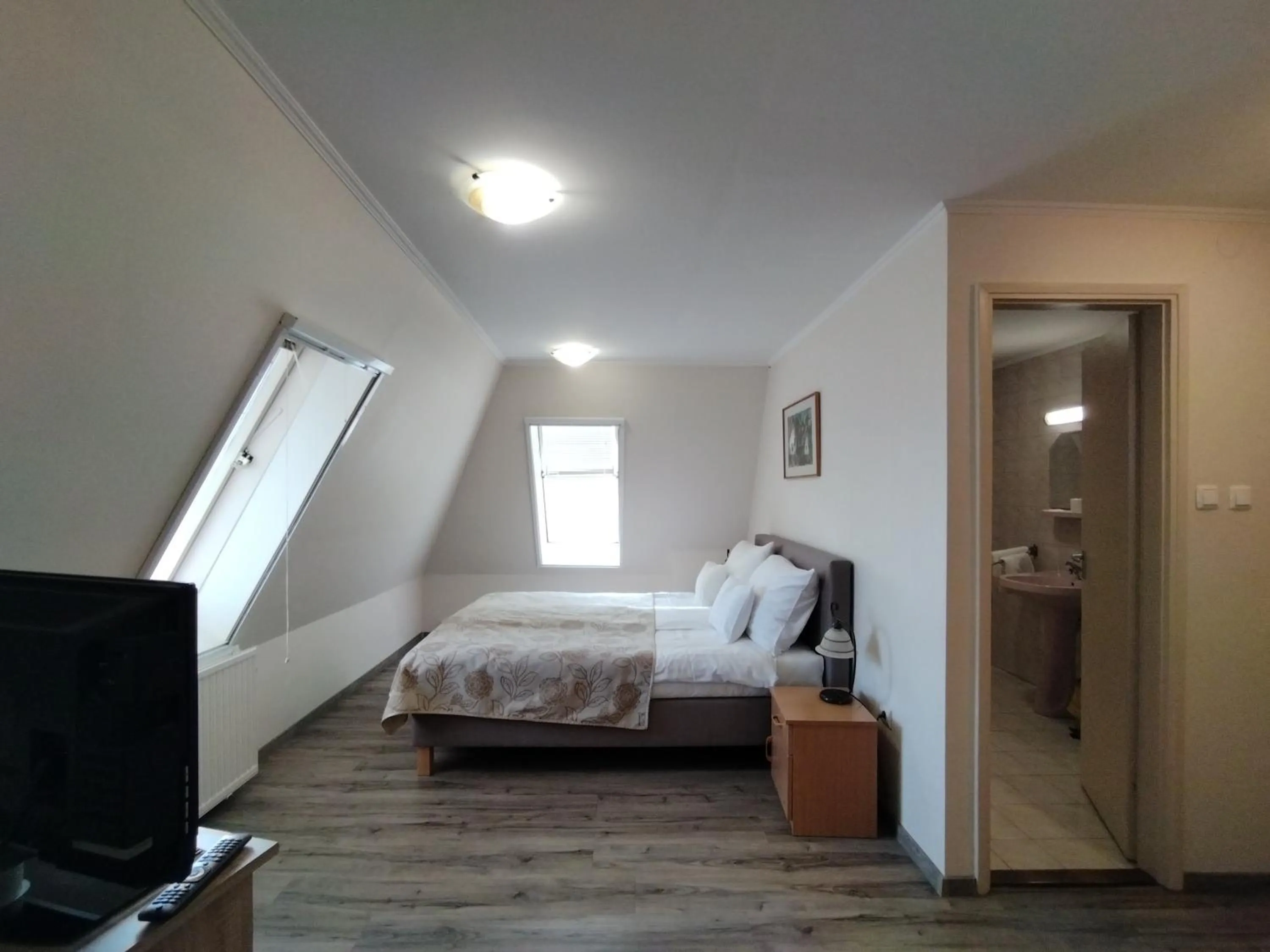 Bedroom, Bed in Viking Hotel