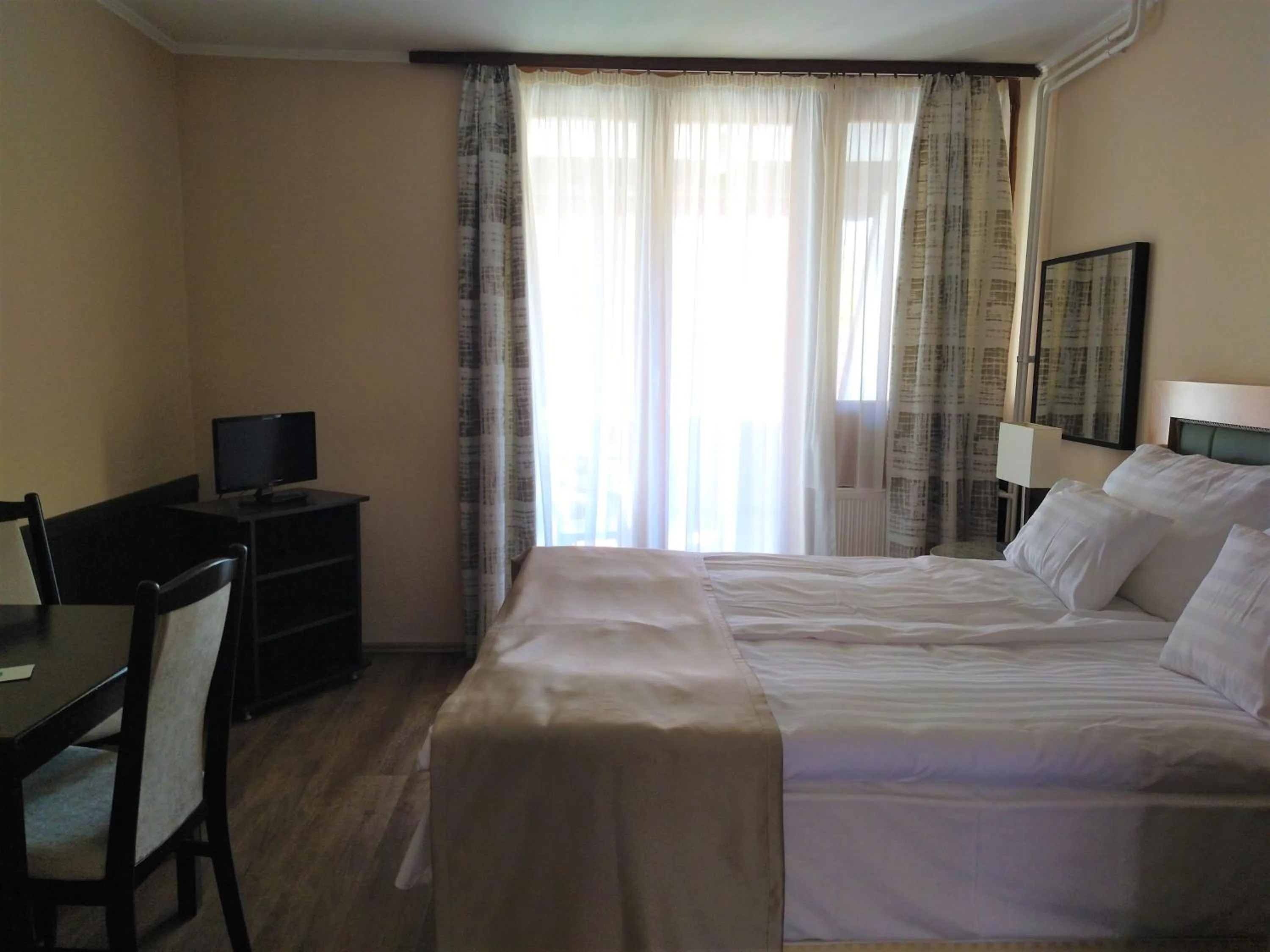 Bedroom, Bed in Viking Hotel