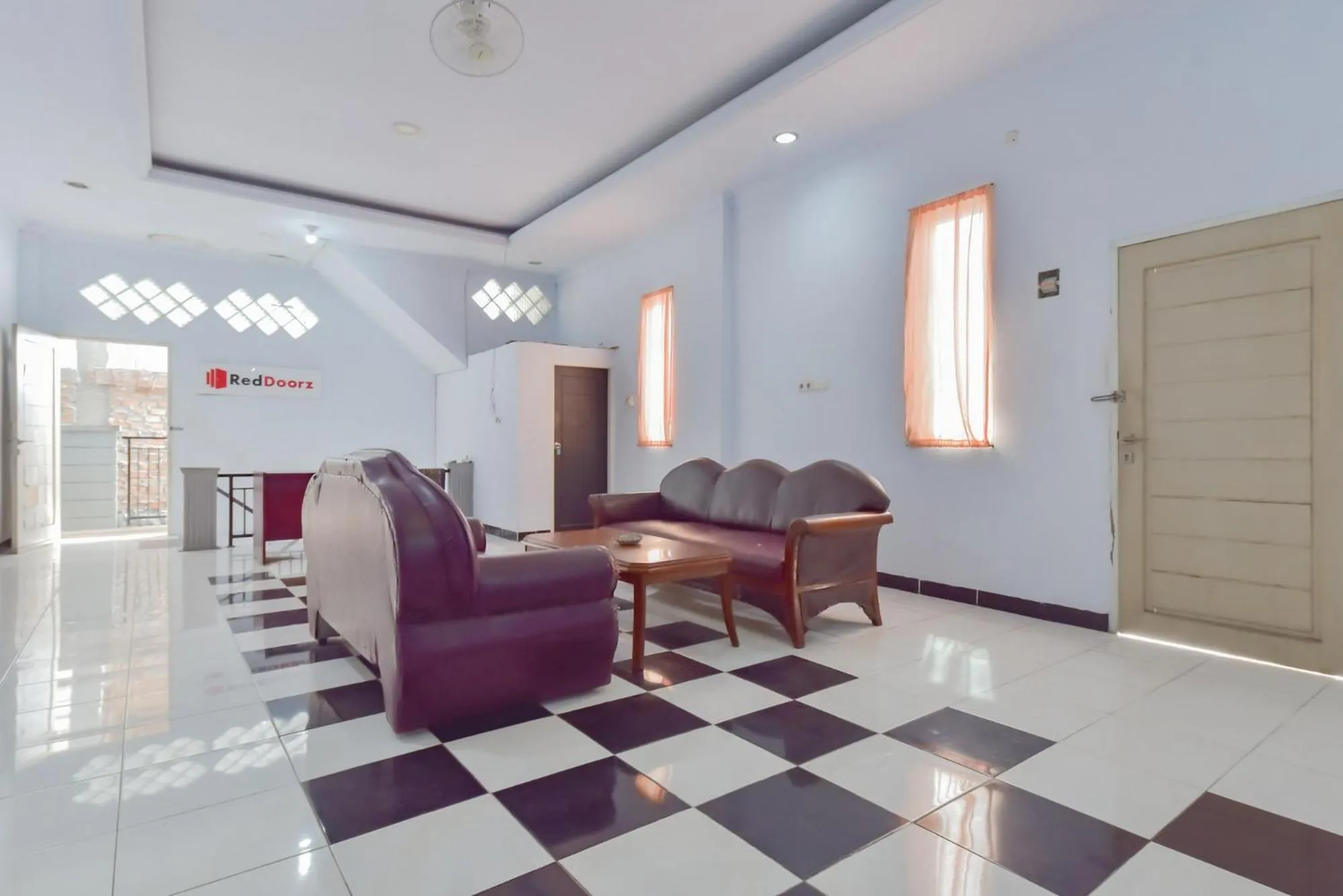 Lobby or reception in RedDoorz Syariah near Ramayana Mall Tarakan