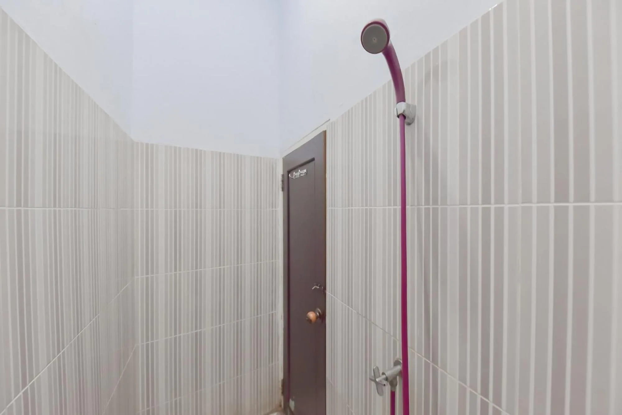 Shower in RedDoorz Syariah near Ramayana Mall Tarakan