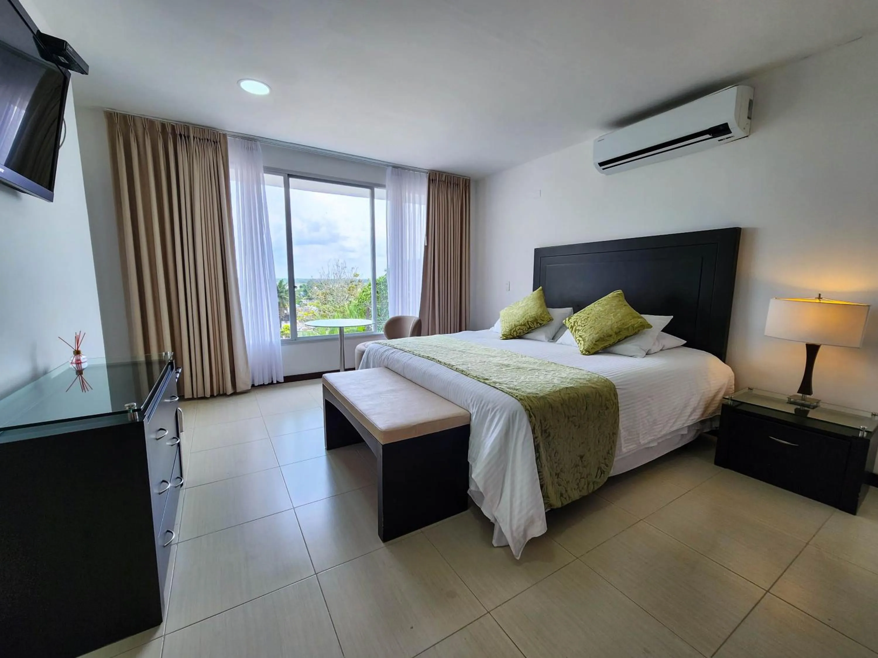 Queen Suite with Spa Bath in Hotel Anaconda