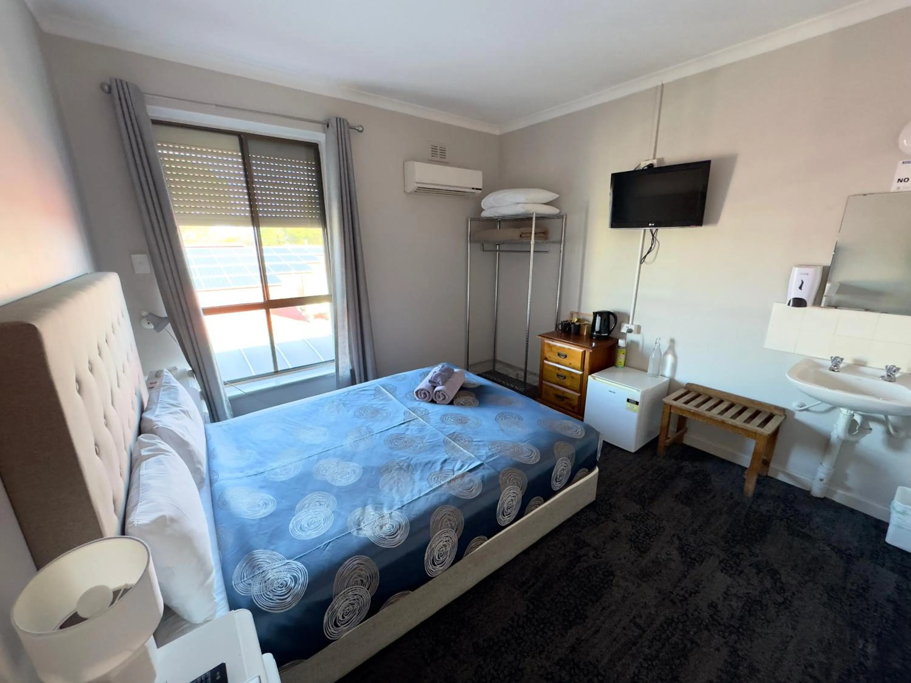 TV and multimedia, Bed in Tailem Bend Riverside Hotel