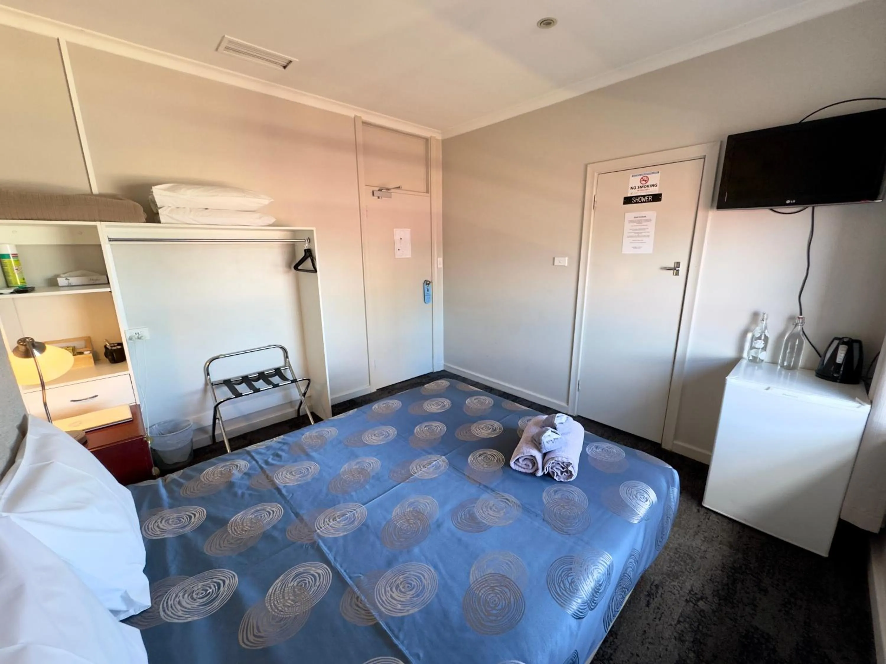 Photo of the whole room, Bed in Tailem Bend Riverside Hotel