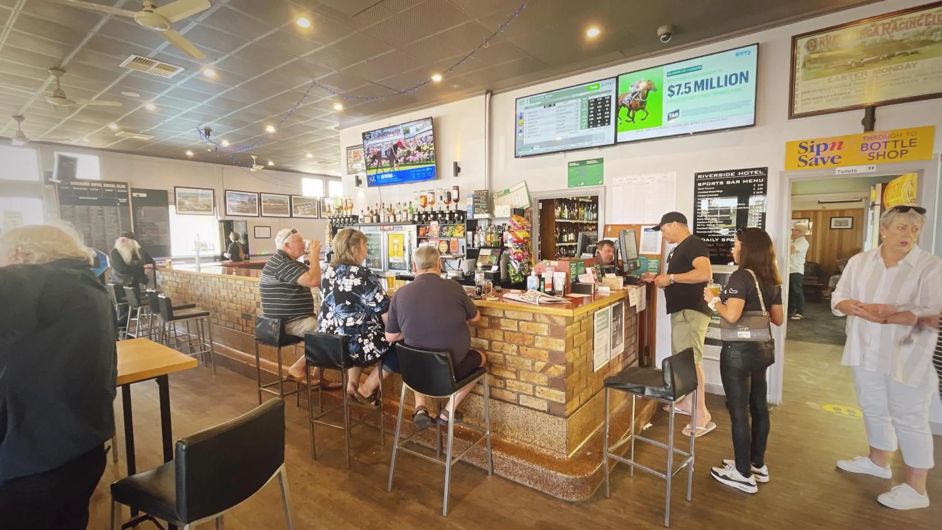 Lounge or bar in Tailem Bend Riverside Hotel