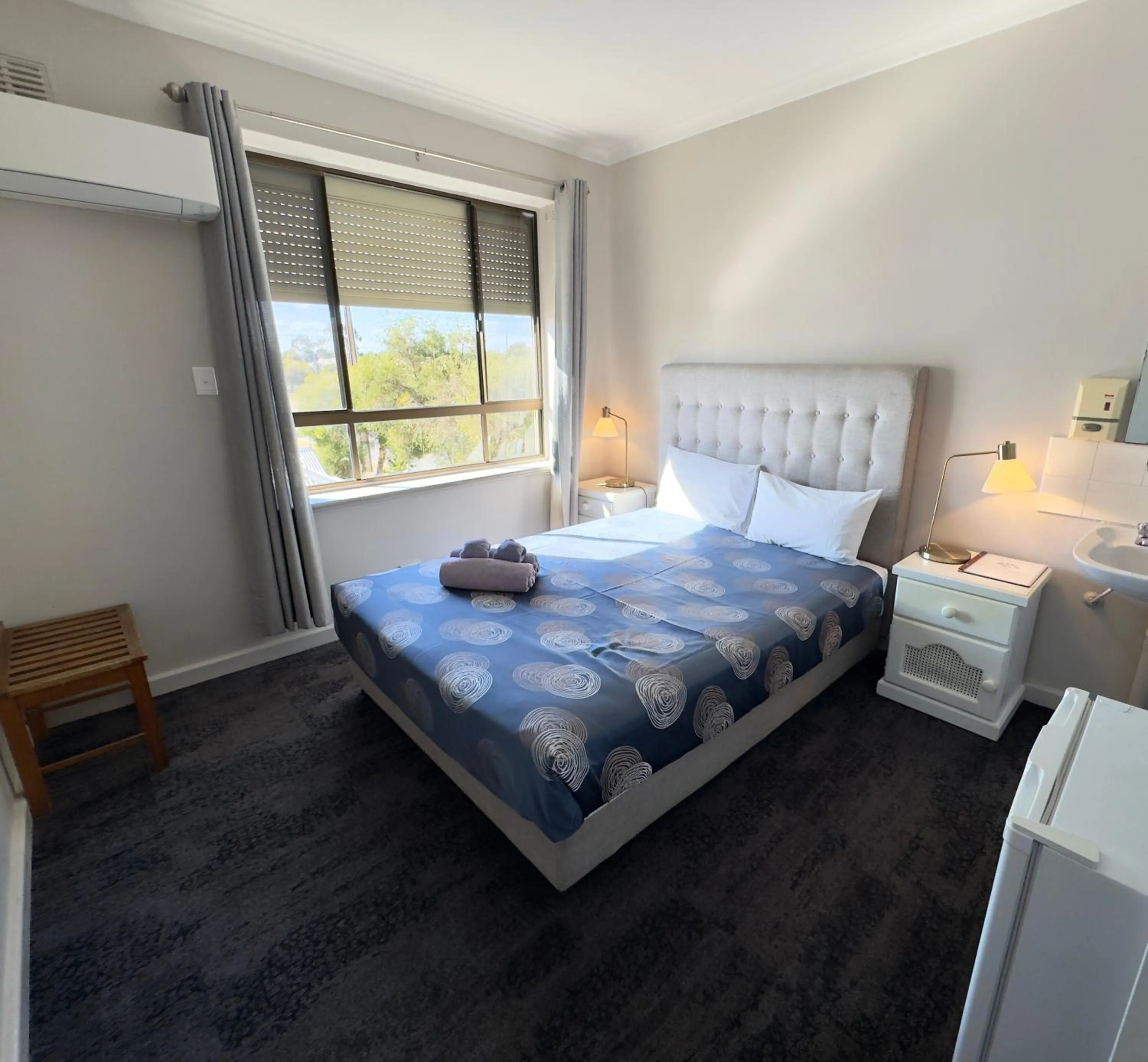 Photo of the whole room, Bed in Tailem Bend Riverside Hotel