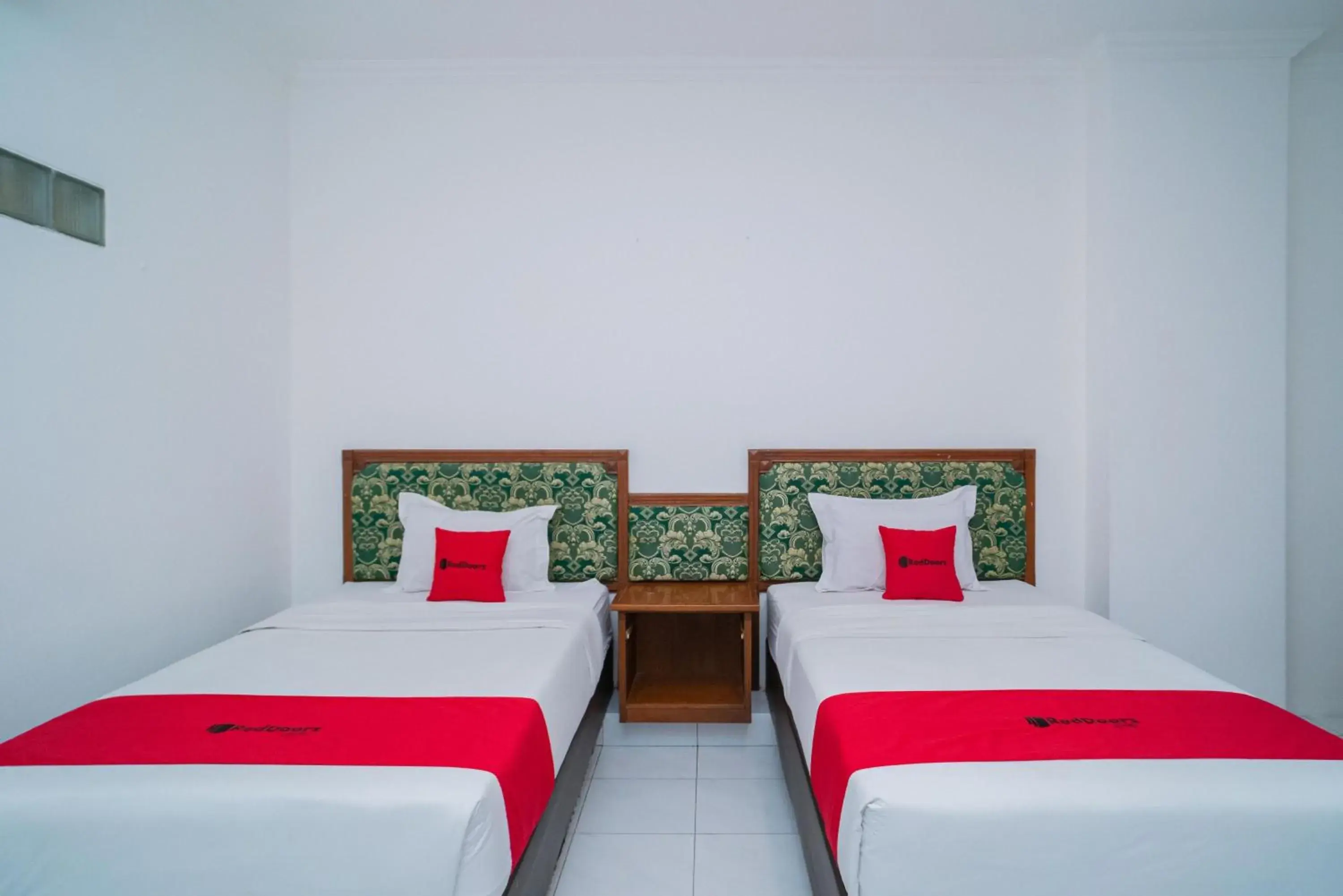 Delxue Twin Room in RedDoorz Plus at Hotel Surya Solo Delxue Twin Room in RedDoorz Plus at Hotel Surya Solo