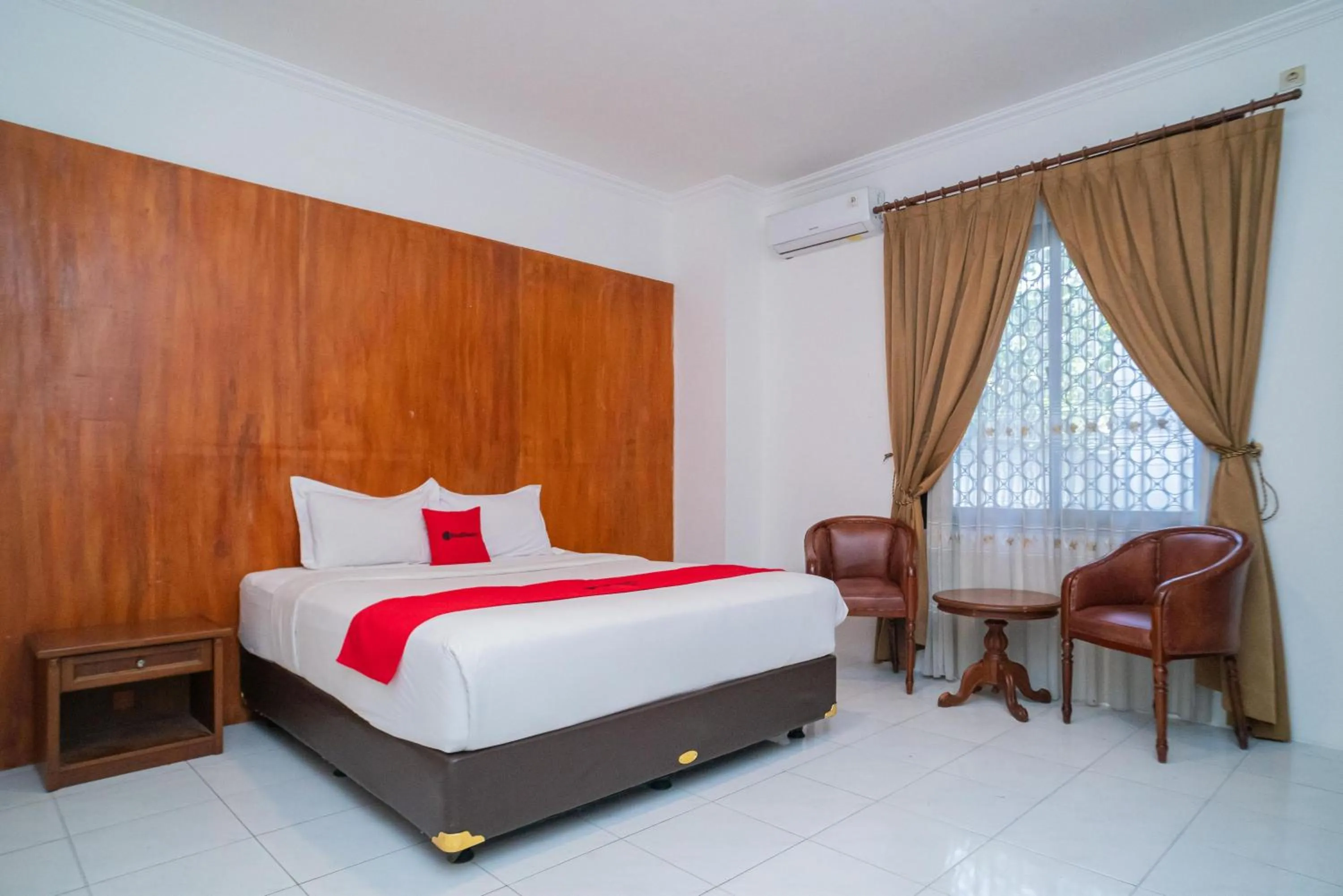 Bedroom, Bed in RedDoorz Plus at Hotel Surya Solo