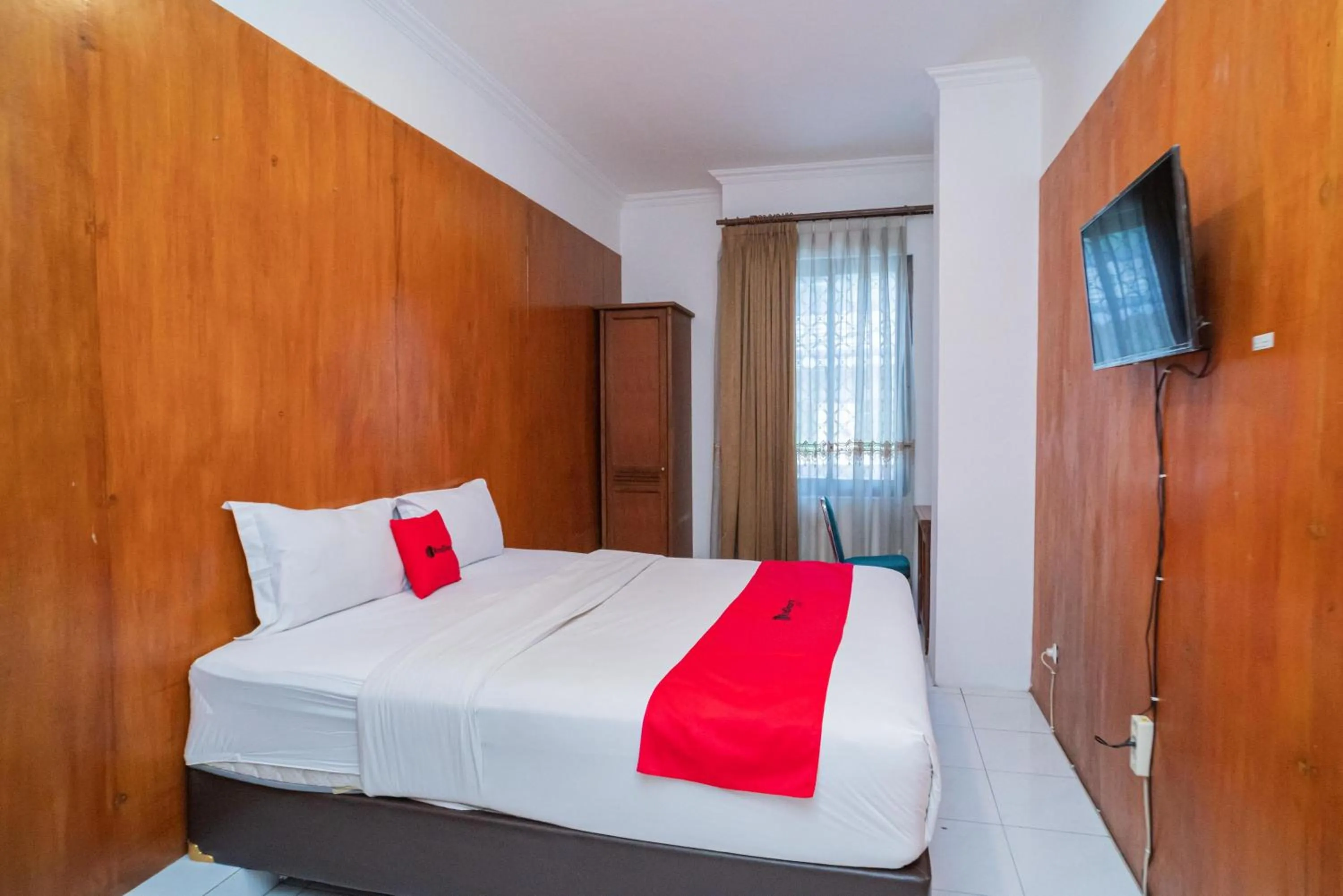 Bedroom, Bed in RedDoorz Plus at Hotel Surya Solo