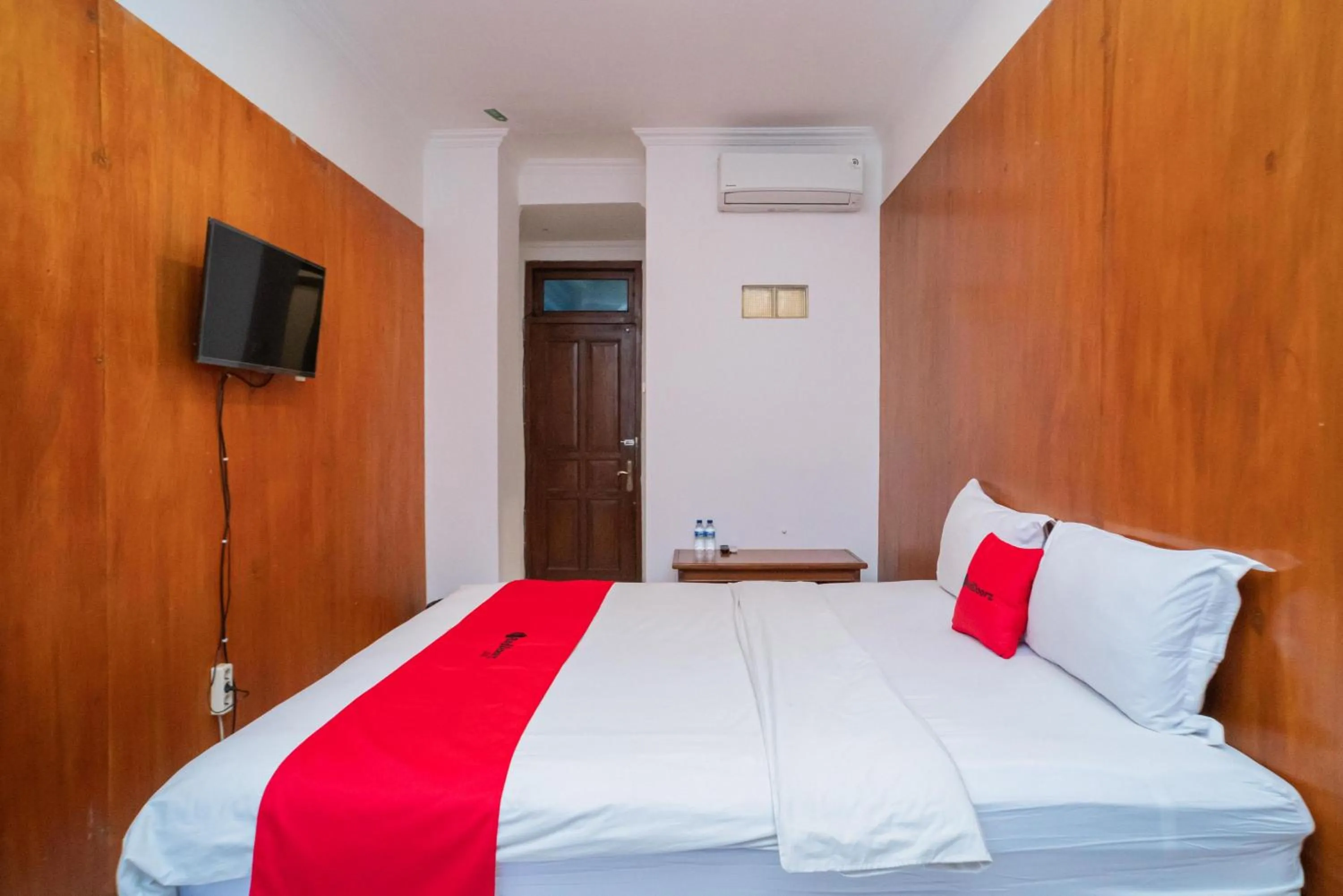 Bedroom, Bed in RedDoorz Plus at Hotel Surya Solo