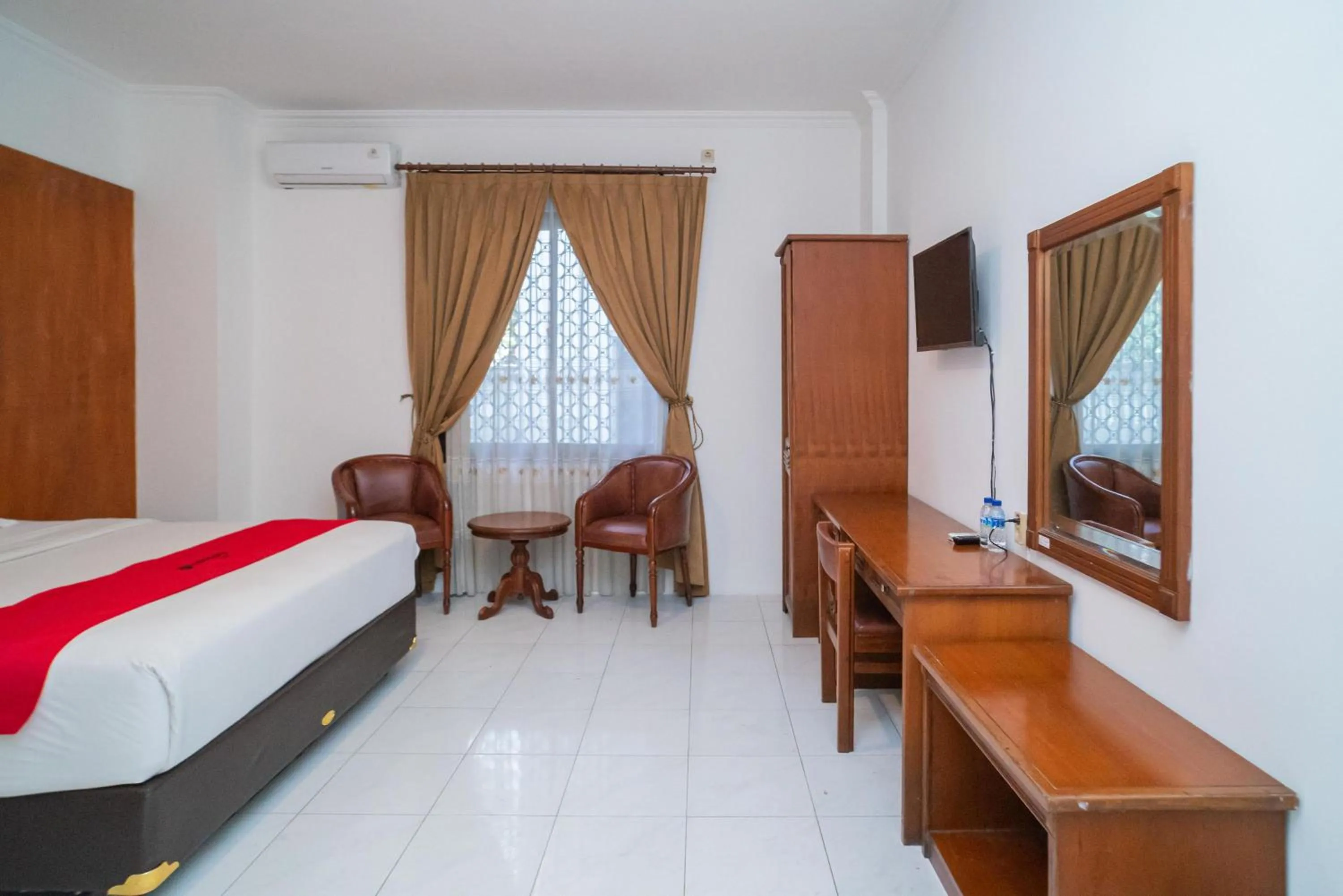 Bedroom, Bed in RedDoorz Plus at Hotel Surya Solo