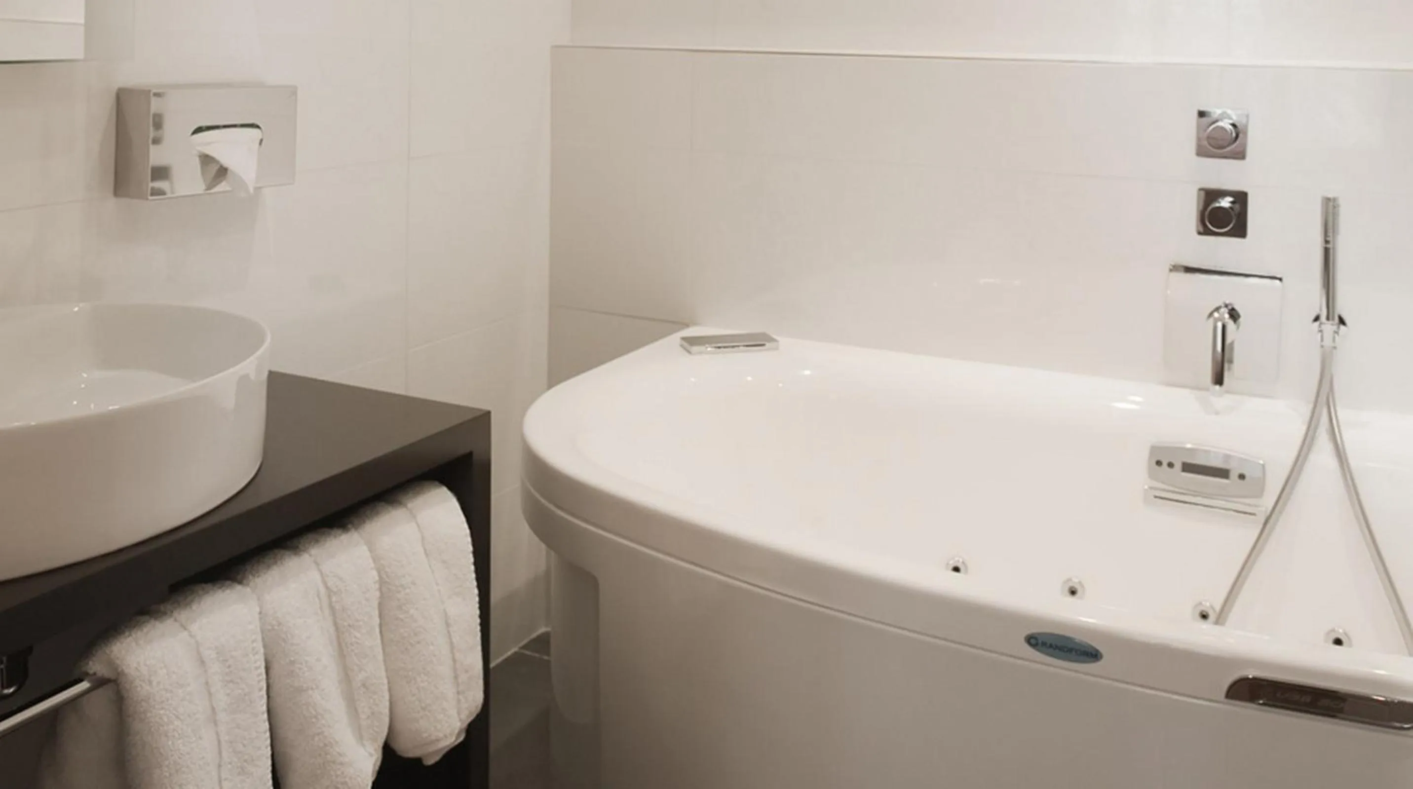 Bathroom in Hotel Louvre Bons Enfants