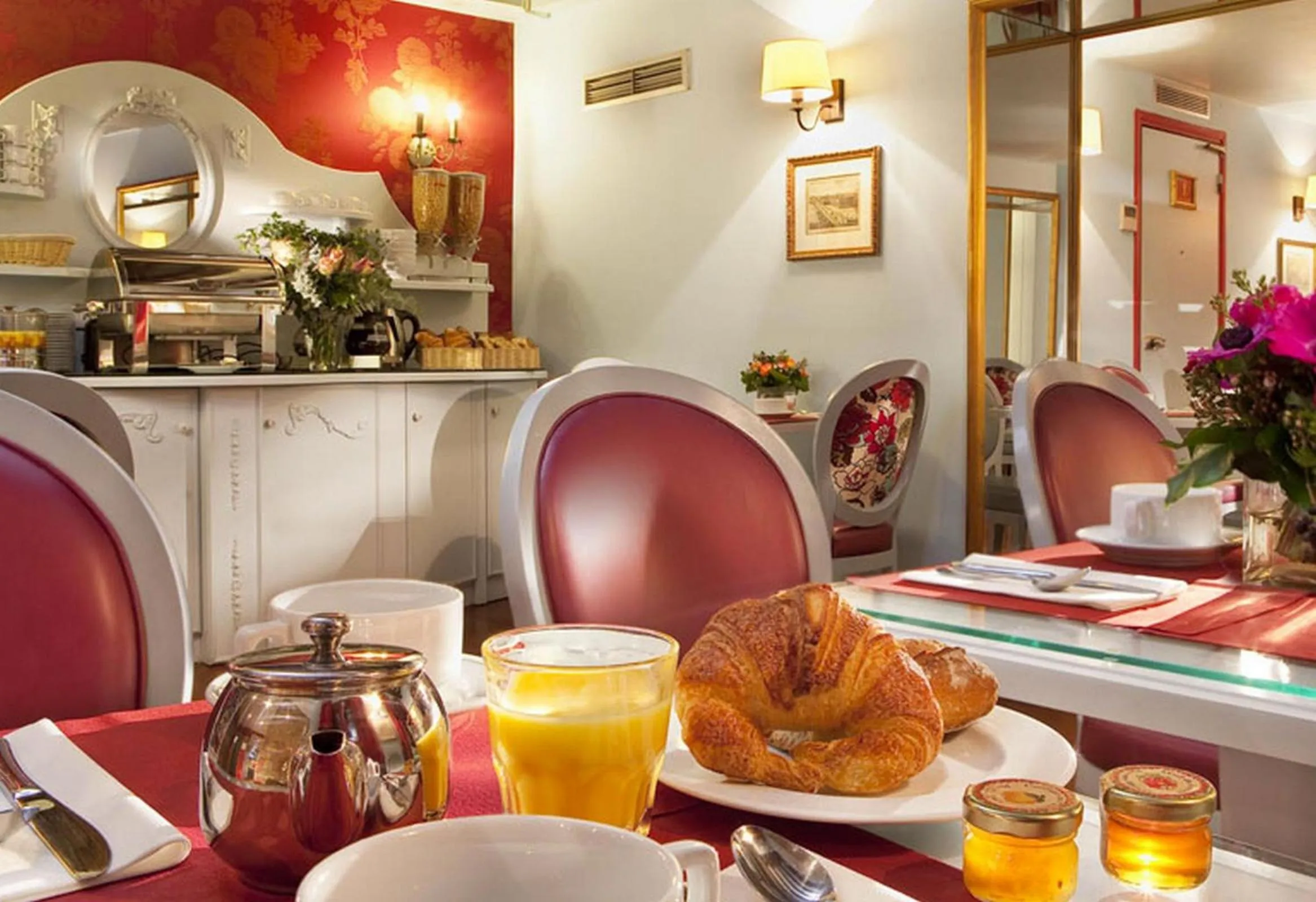 Restaurant/places to eat in Hotel Louvre Bons Enfants