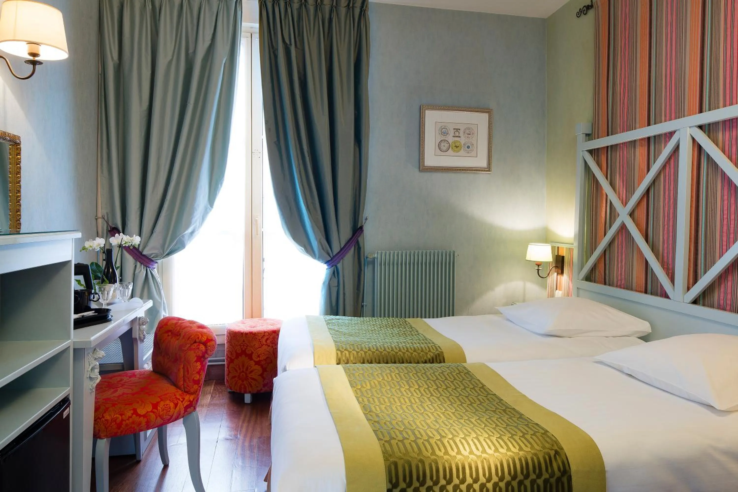 Bedroom, Bed in Hotel Louvre Bons Enfants