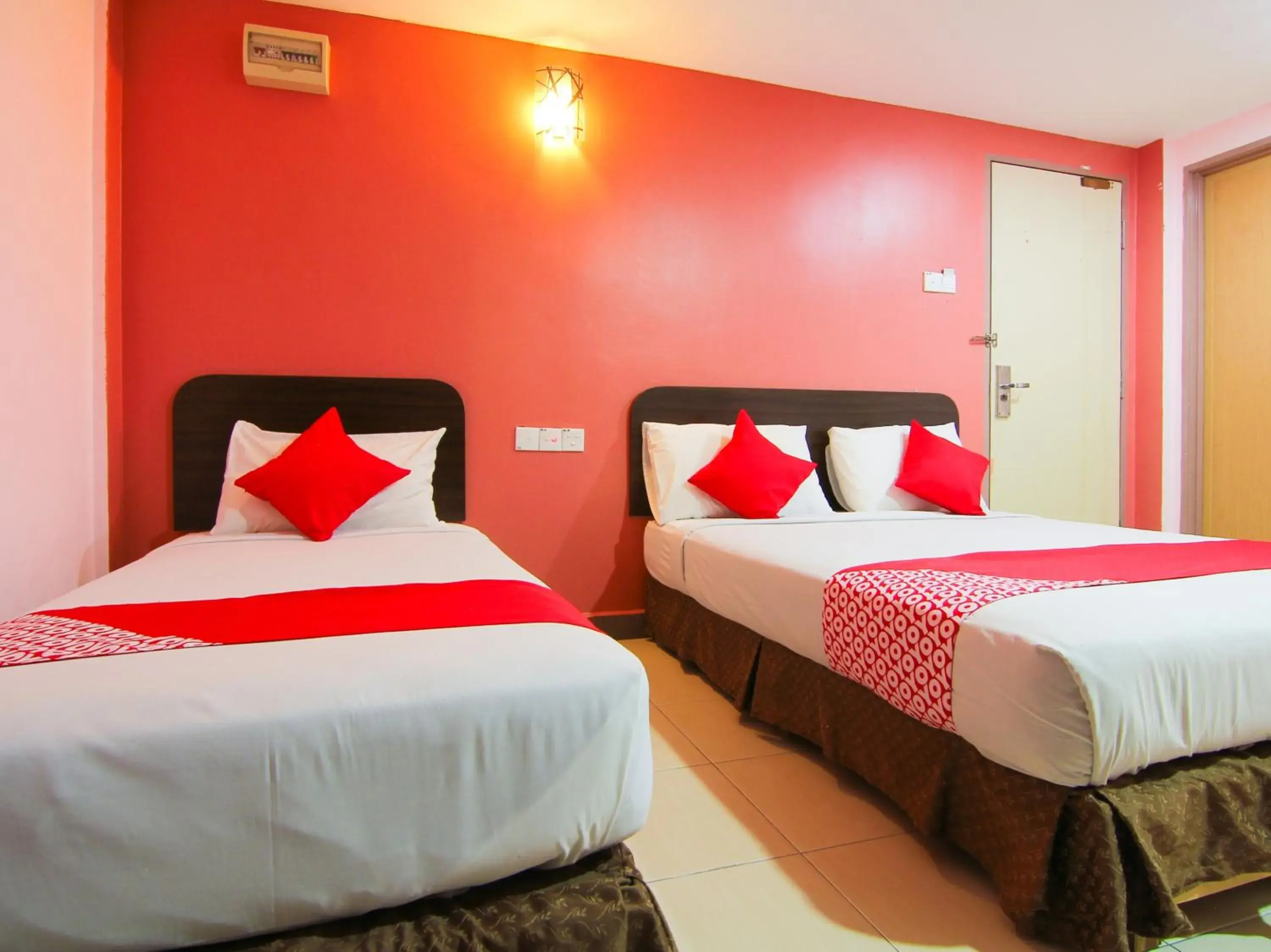 Deluxe Triple Room in OYO 11343 Hotel Putra Iskandar Deluxe Triple Room in OYO 11343 Hotel Putra Iskandar