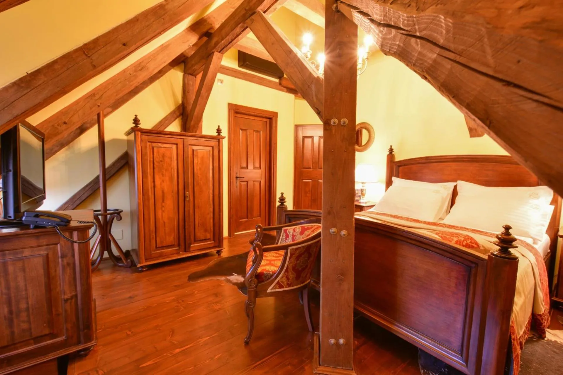 Photo of the whole room, Bed in Casa Georgius Krauss Sighisoara