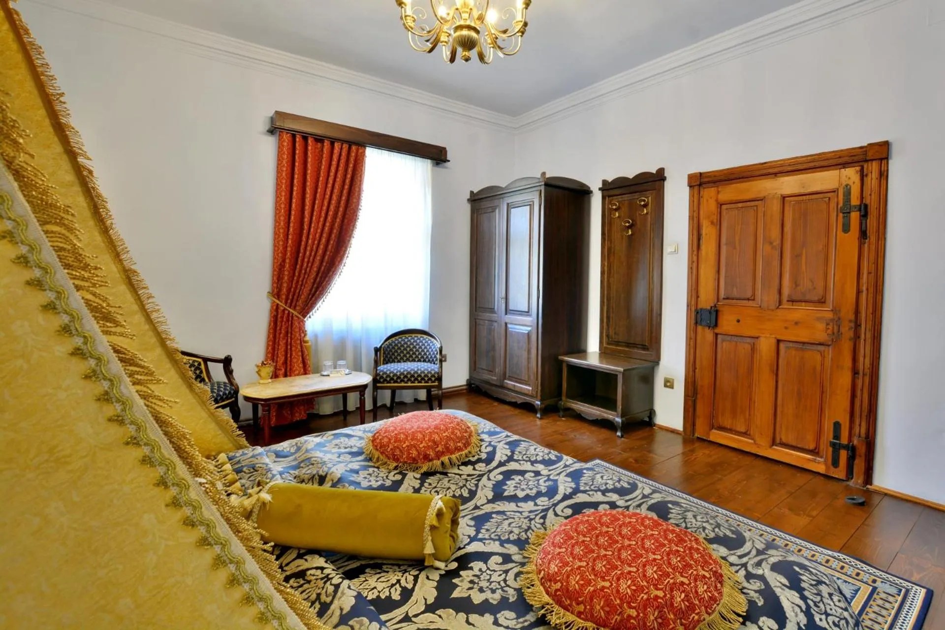 Photo of the whole room, Bed in Casa Georgius Krauss Sighisoara