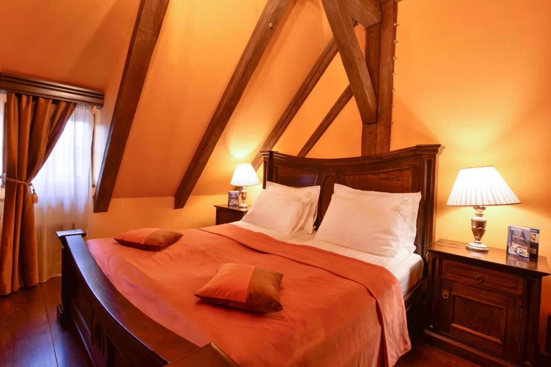 Photo of the whole room, Bed in Casa Georgius Krauss Sighisoara