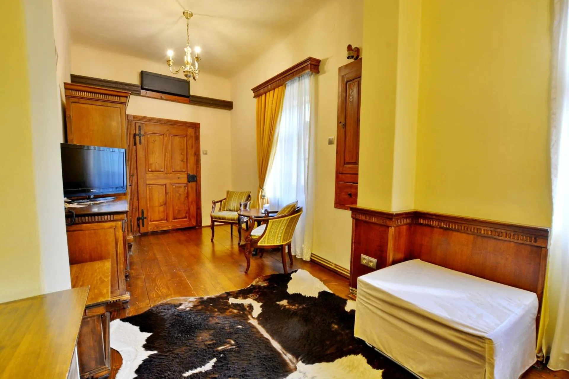 Photo of the whole room, Bed in Casa Georgius Krauss Sighisoara