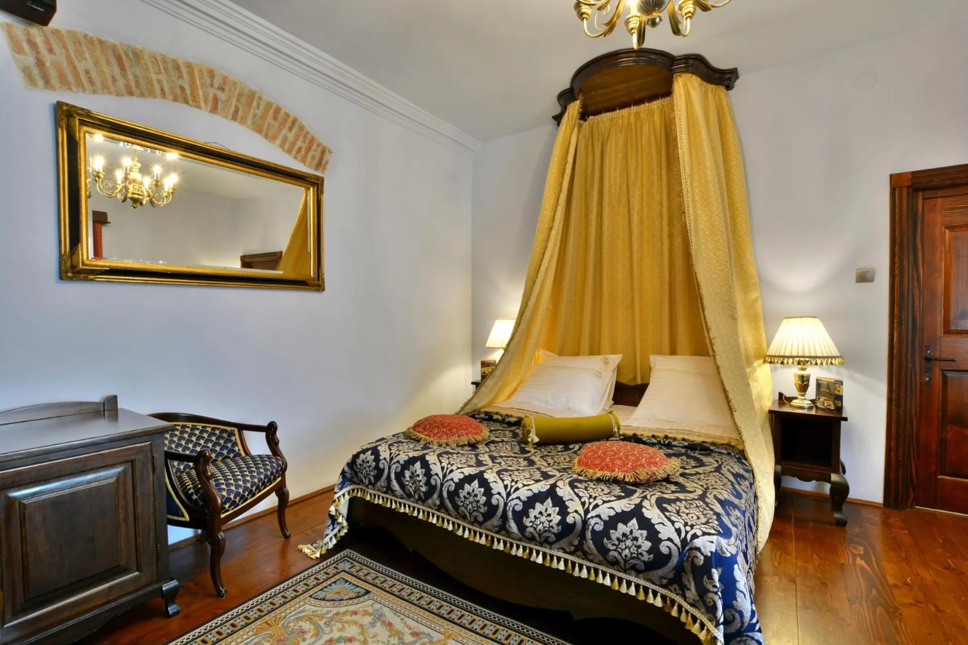 Photo of the whole room, Bed in Casa Georgius Krauss Sighisoara