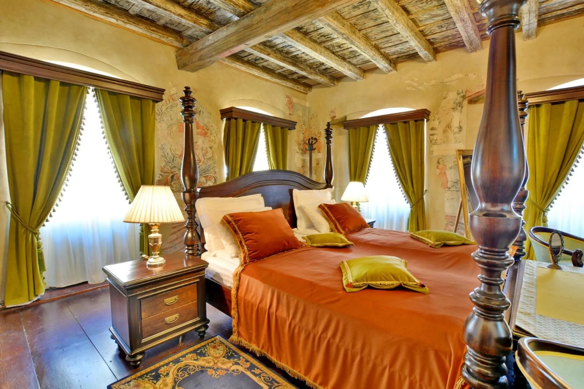 Photo of the whole room, Bed in Casa Georgius Krauss Sighisoara