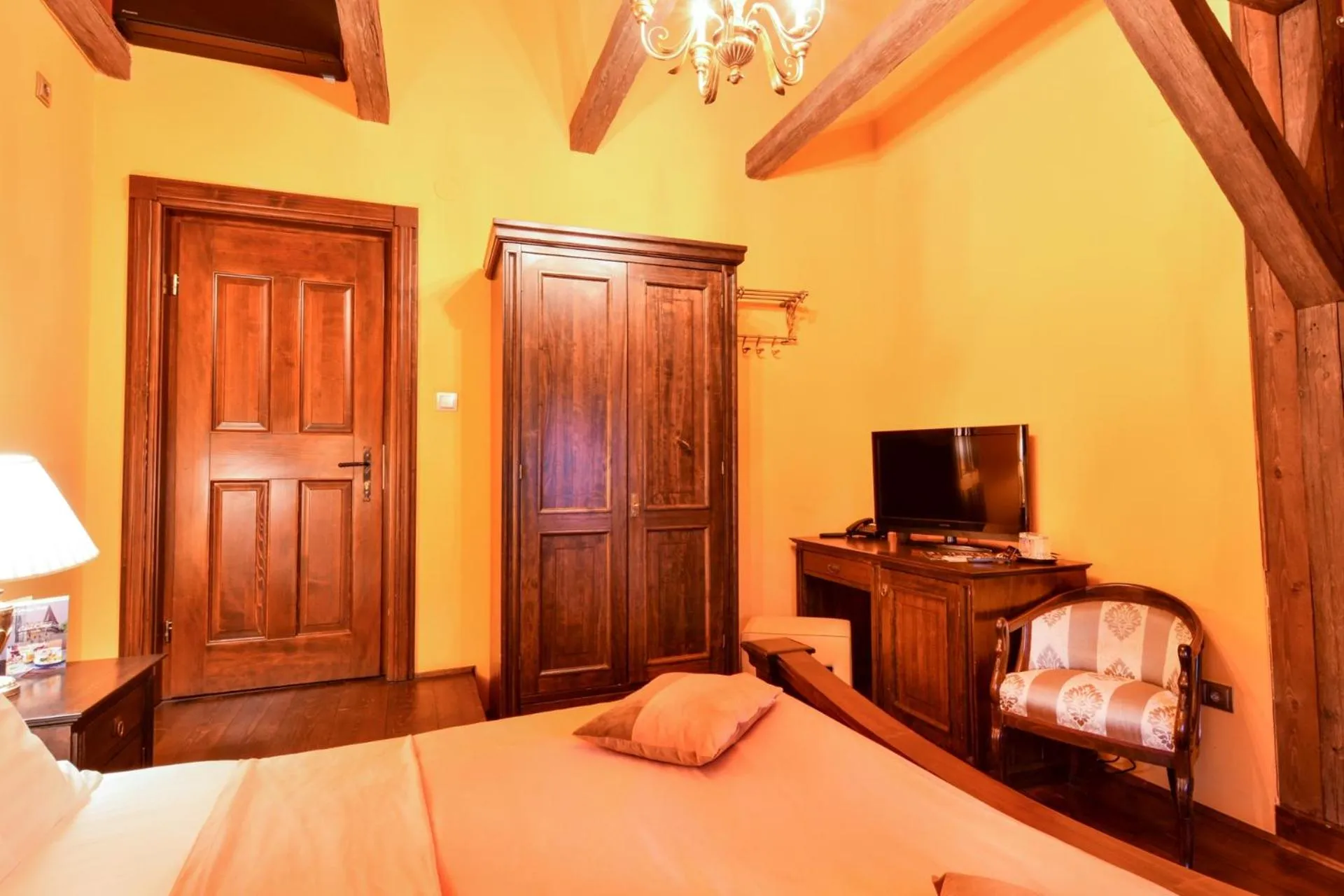 Photo of the whole room, Bed in Casa Georgius Krauss Sighisoara