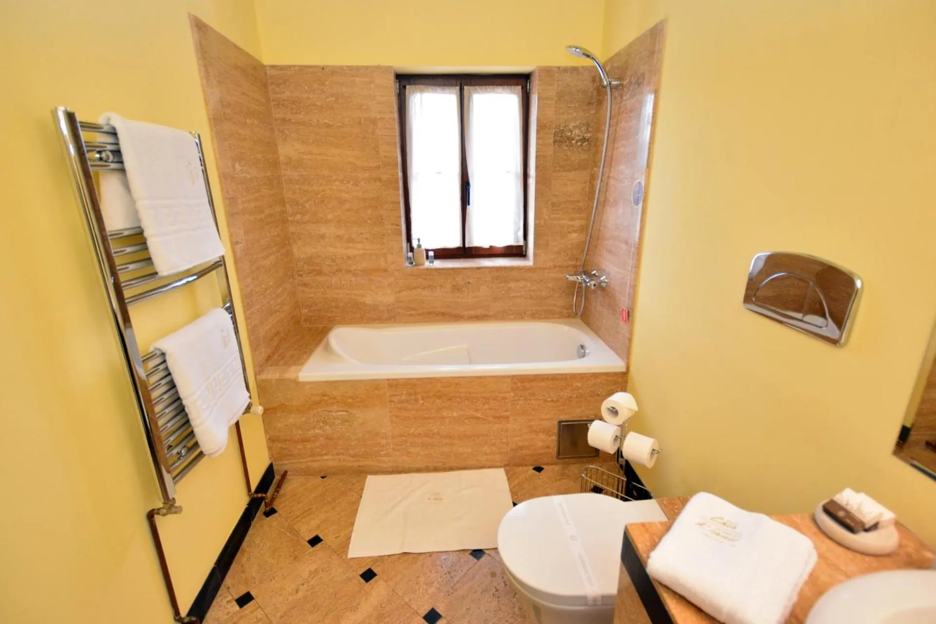 Bathroom in Casa Georgius Krauss Sighisoara