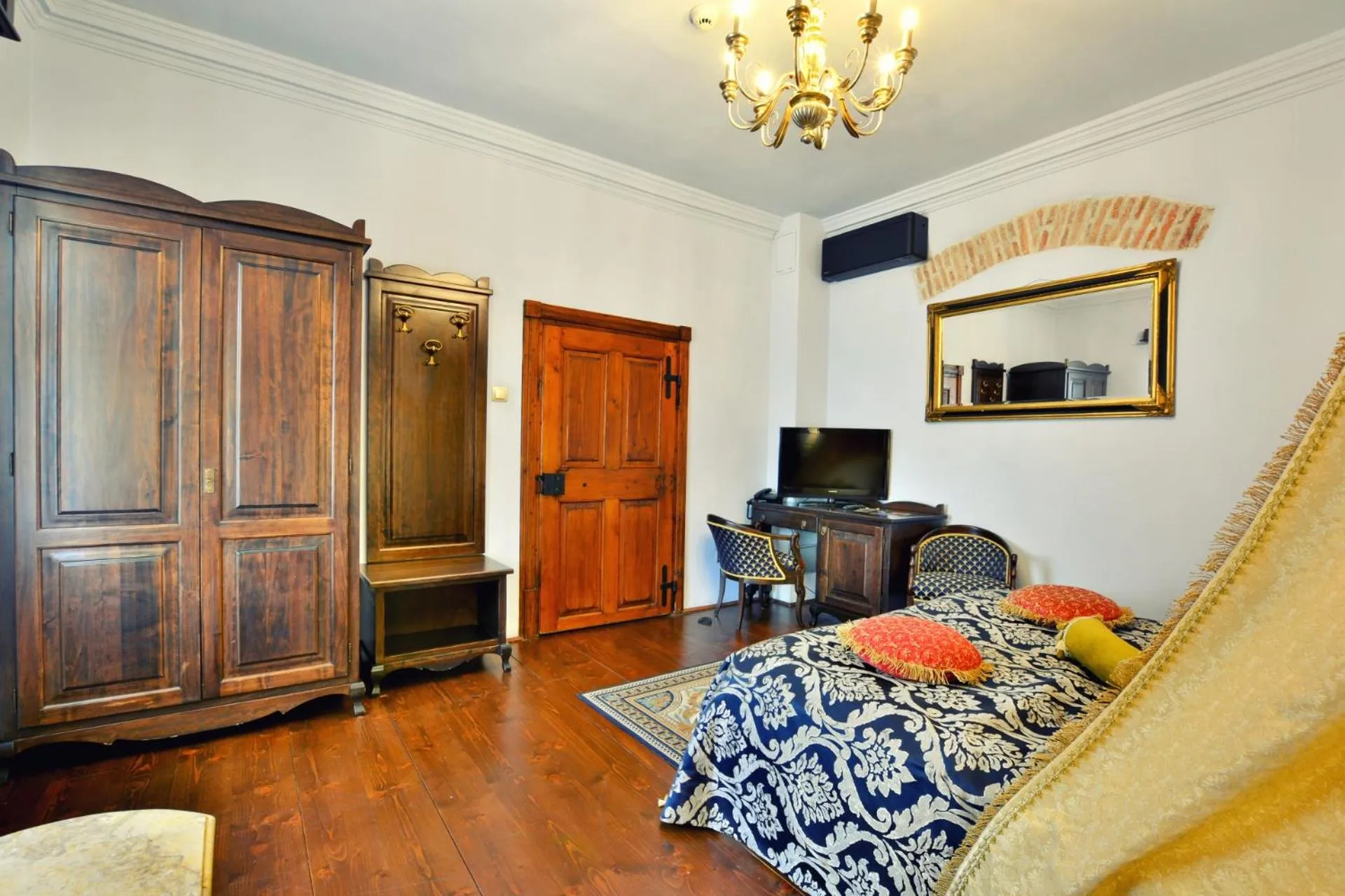 Photo of the whole room in Casa Georgius Krauss Sighisoara