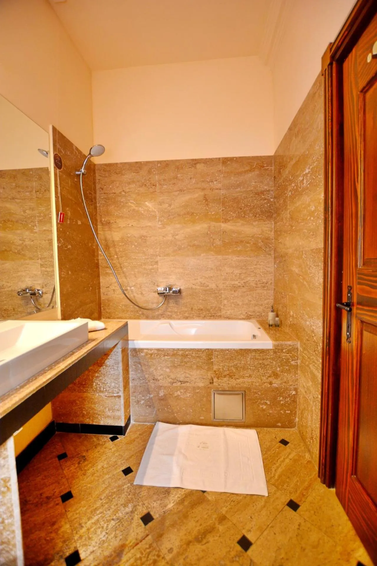 Bath in Casa Georgius Krauss Sighisoara