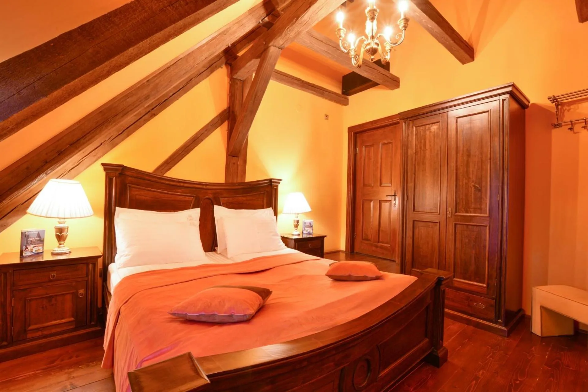 Photo of the whole room, Bed in Casa Georgius Krauss Sighisoara