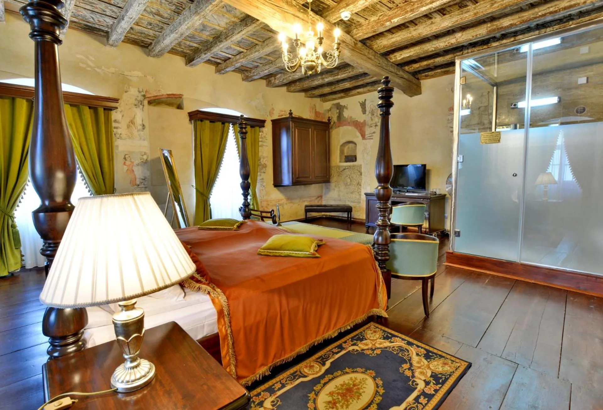 Photo of the whole room, Bed in Casa Georgius Krauss Sighisoara