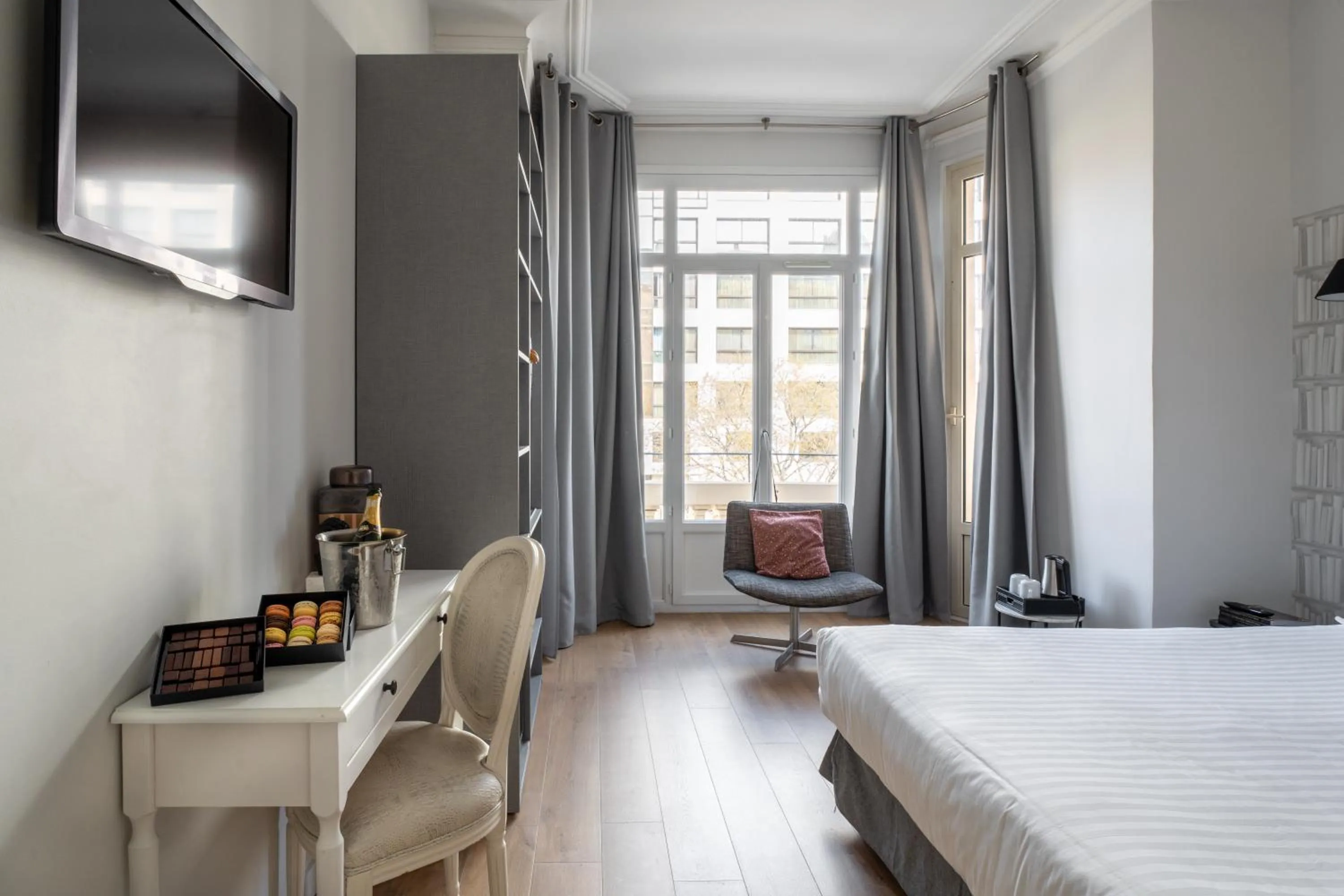 Photo of the whole room, Bed in Hotel La Villa Nice Victor Hugo