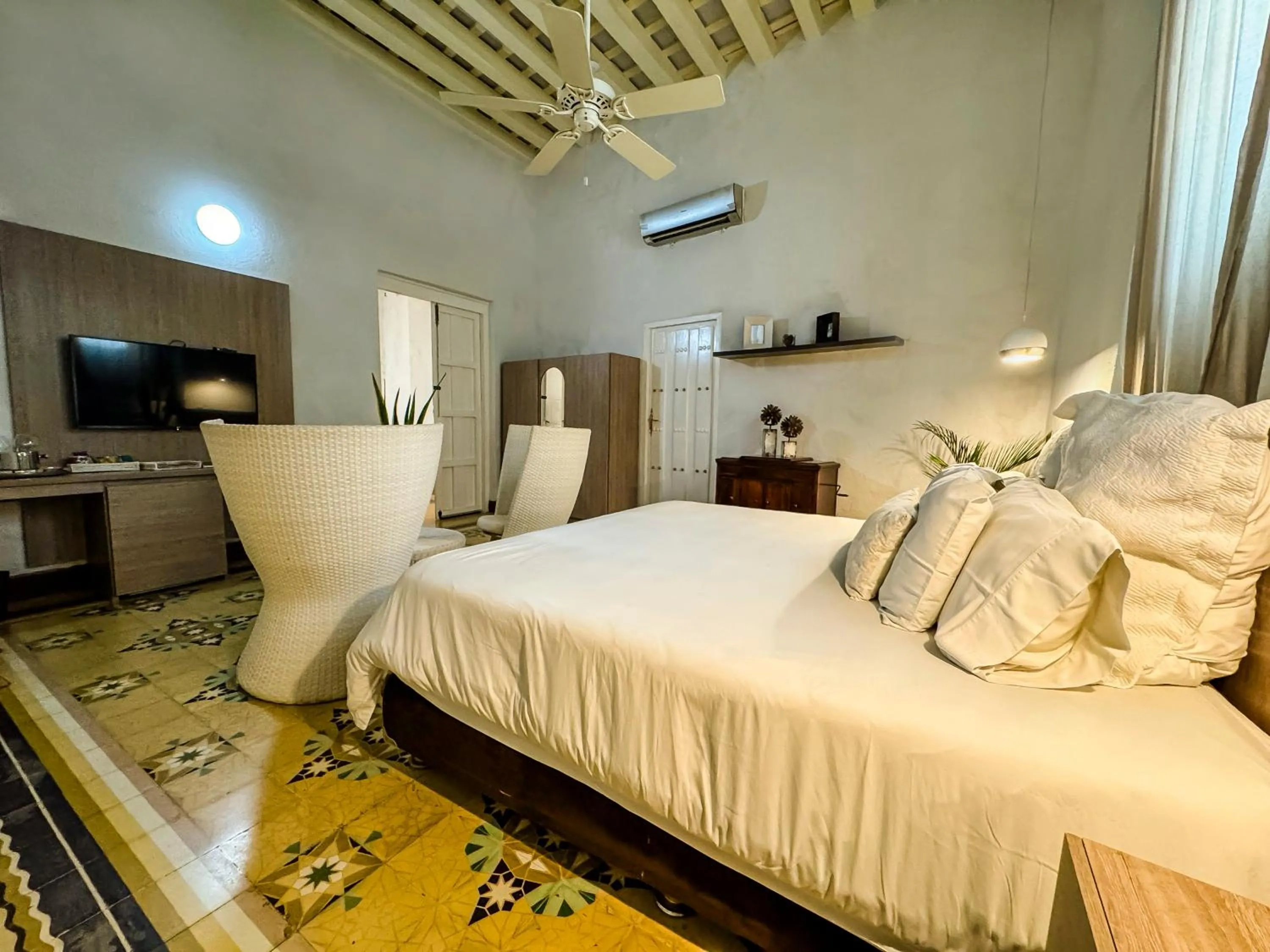 Communal lounge/ TV room, Bed in Hotel Boutique Don Pepe