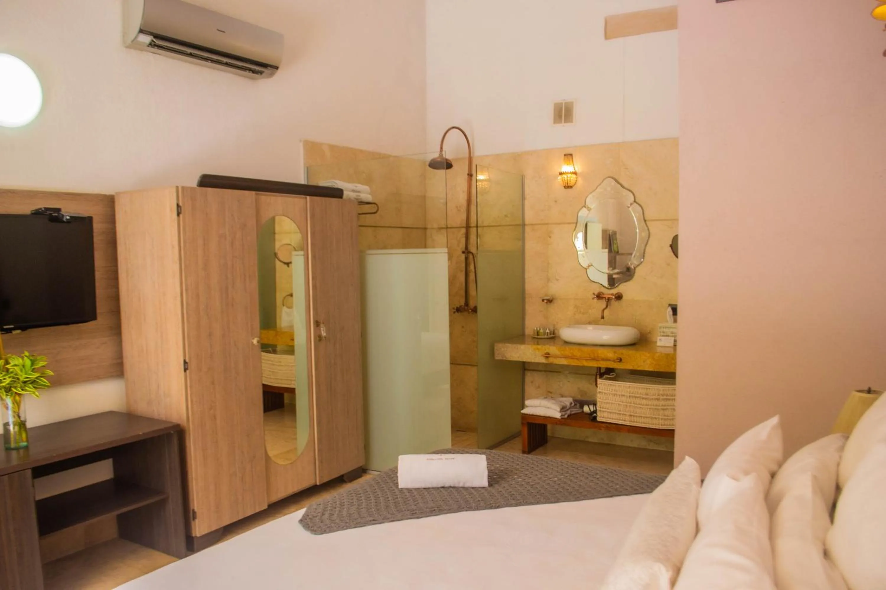 Shower, Bed in Hotel Boutique Don Pepe