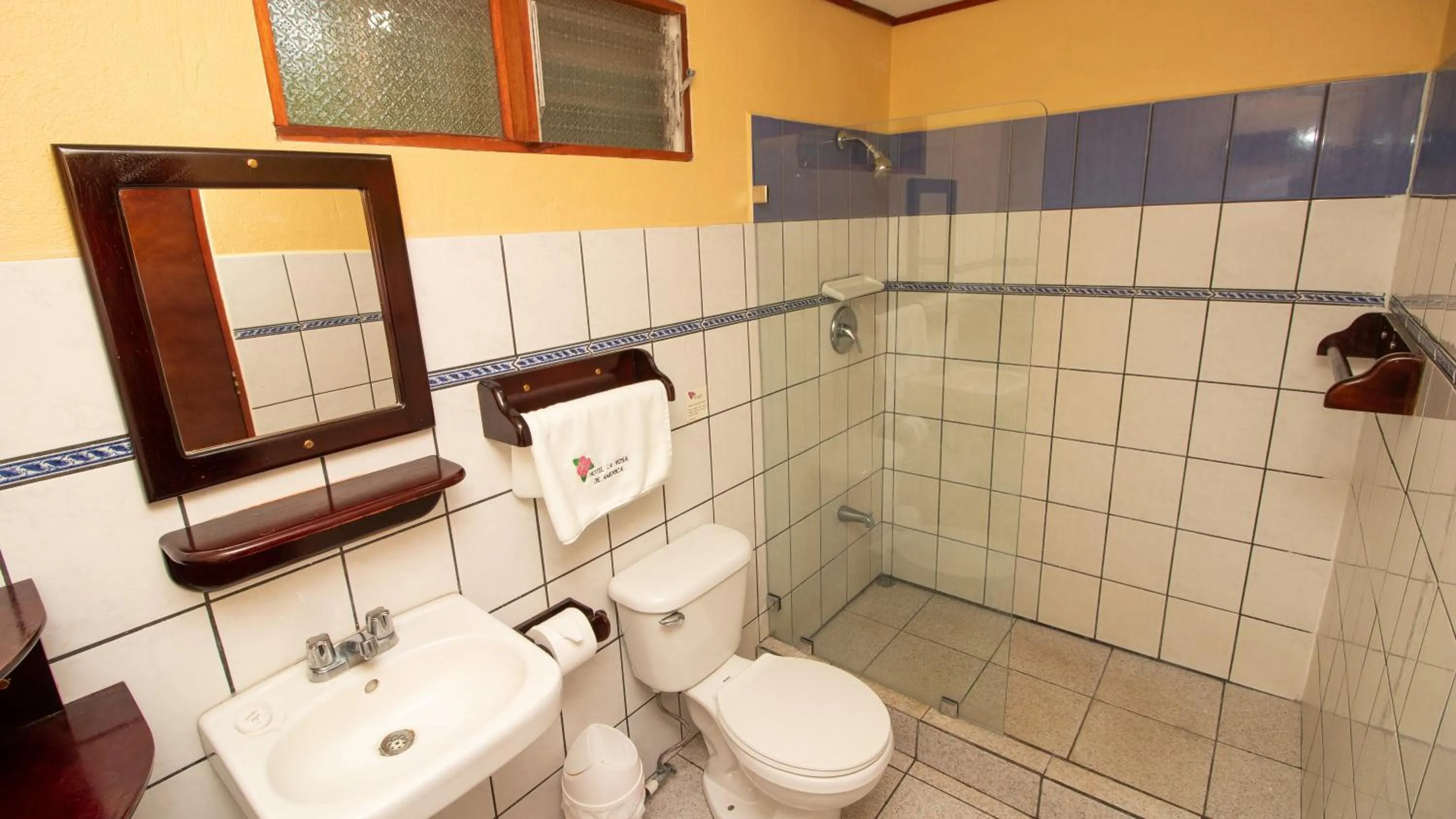 Bathroom in Hotel La Rosa de America