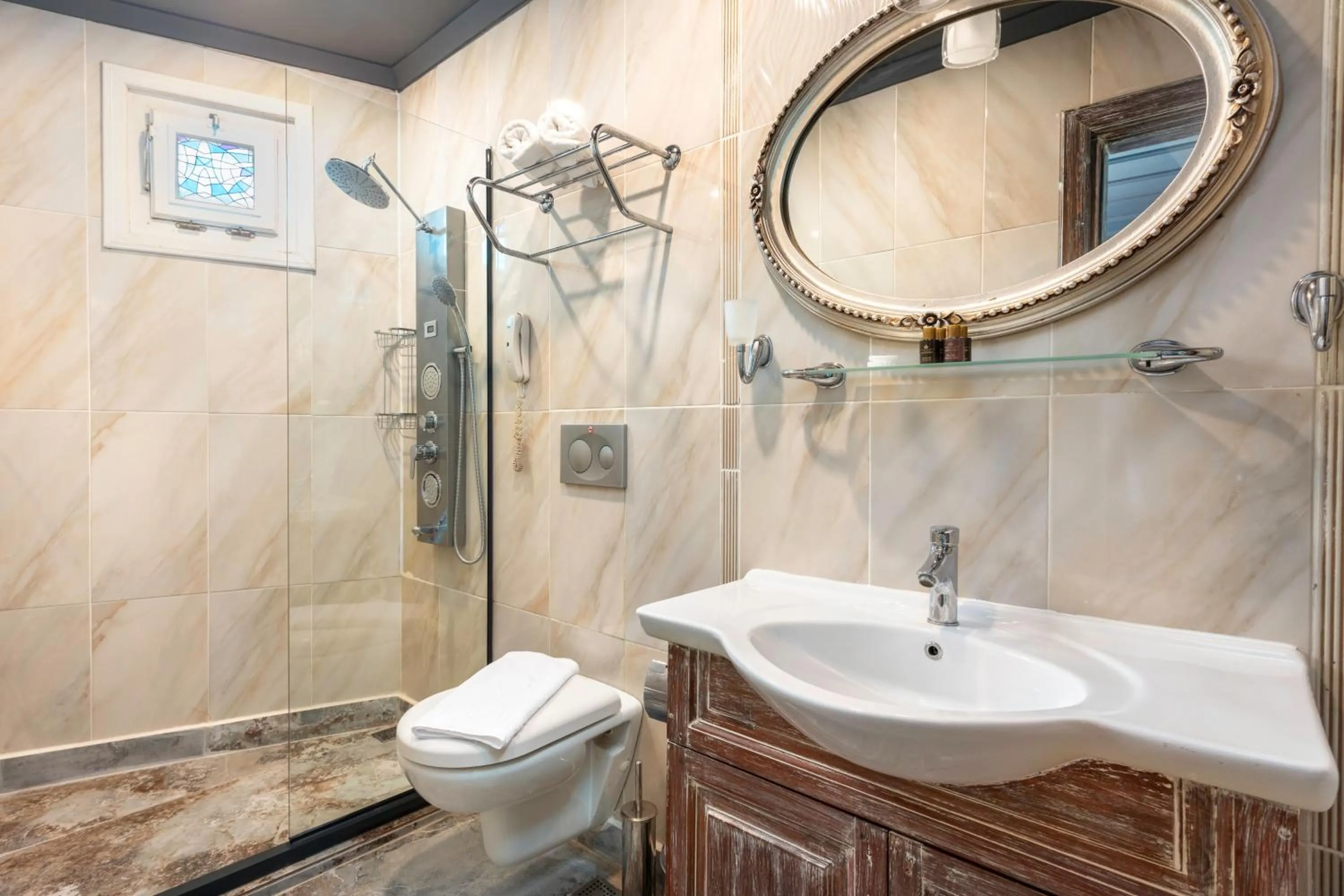 Shower in Wonder Wood Hotel