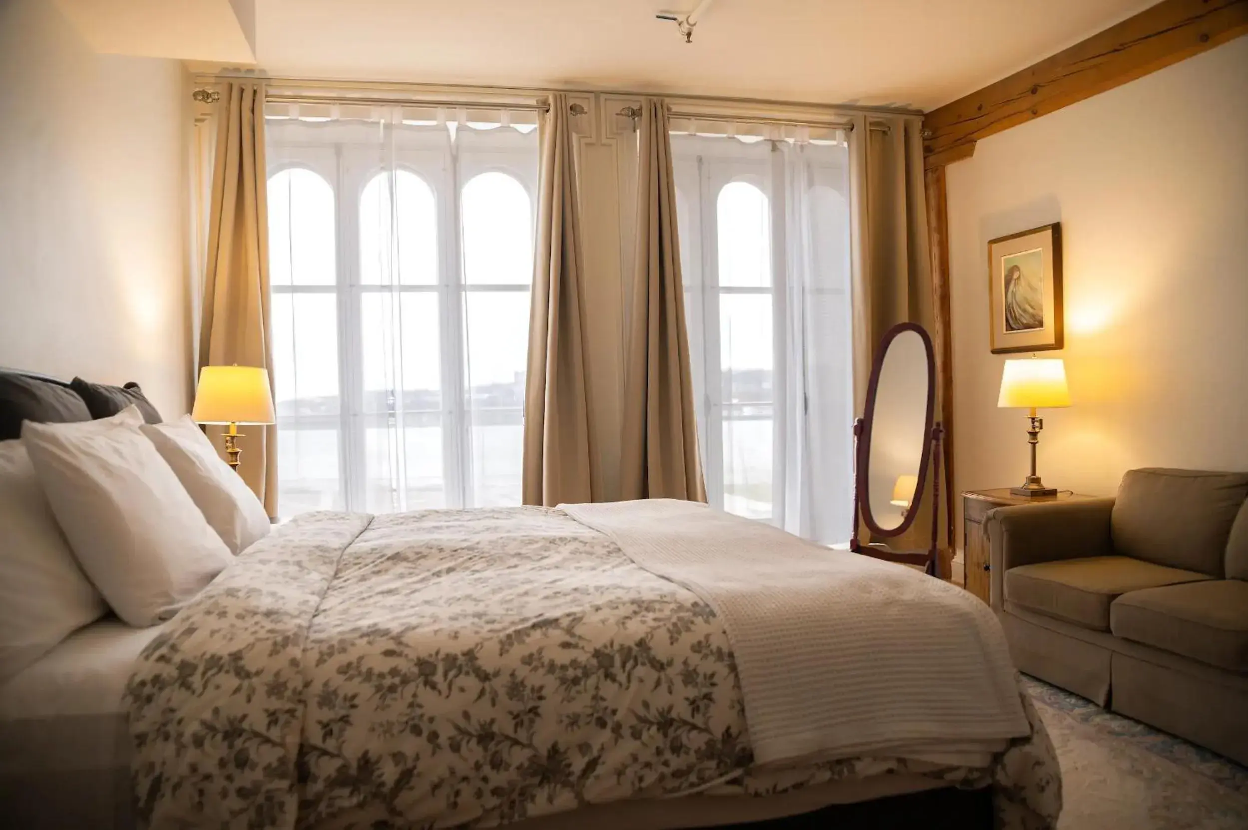 Le Frontenac Deluxe Apartment in Royal Dalhousie Le Frontenac Deluxe Apartment in Royal Dalhousie