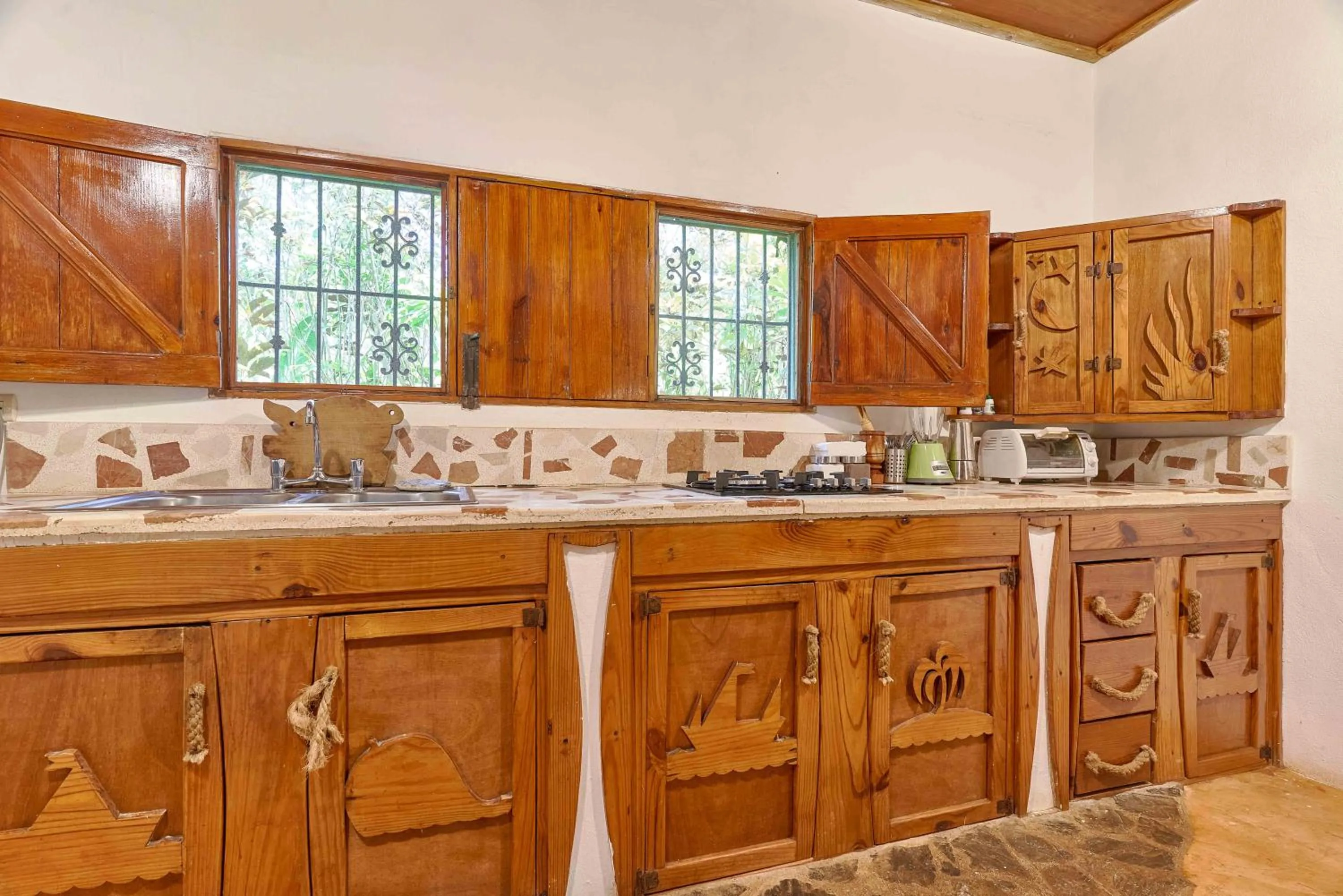 CHALET TROPICAL Hotel & Restaurant-Pizzeria