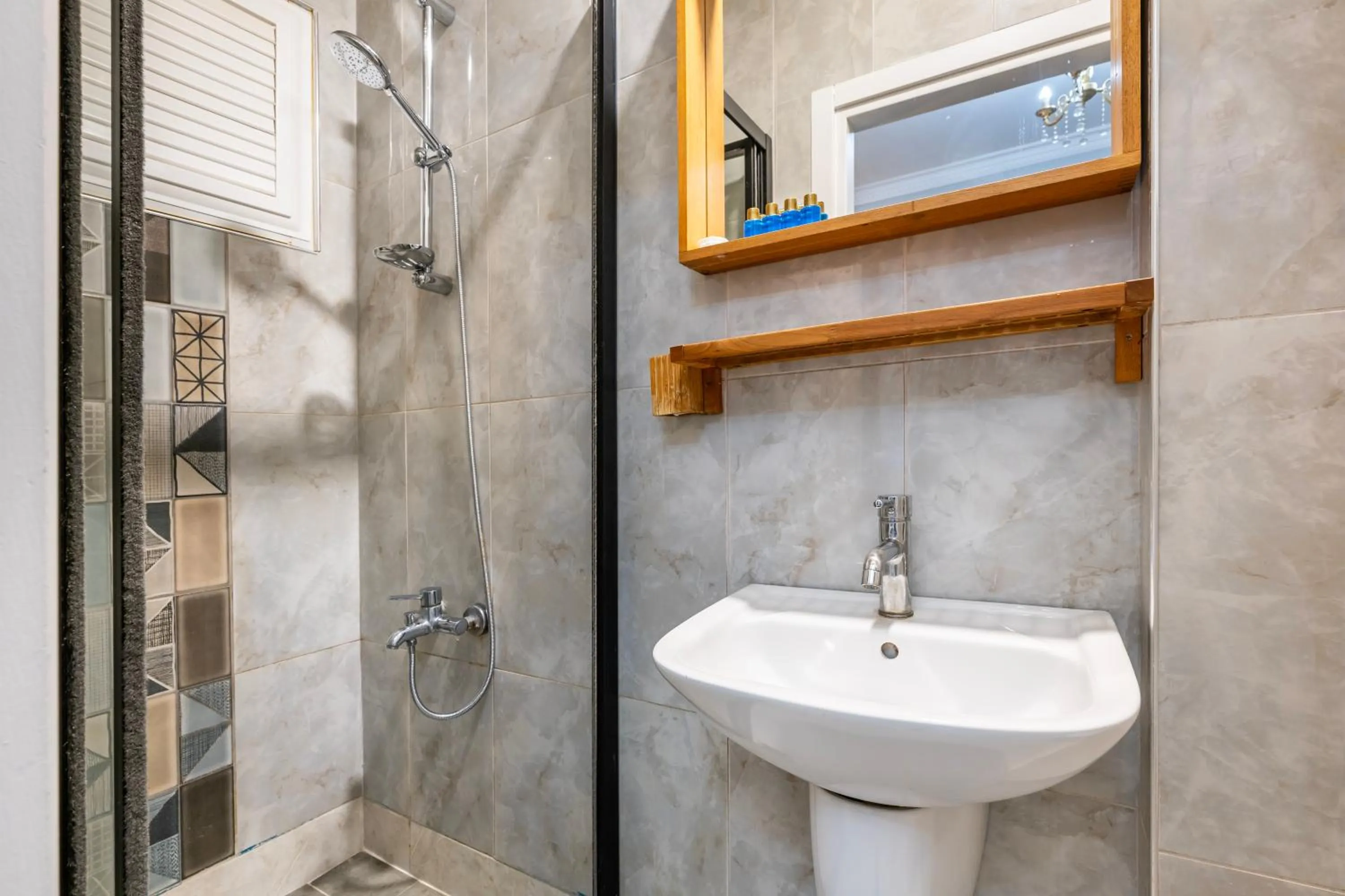 Shower in Taksim Dora Hotel