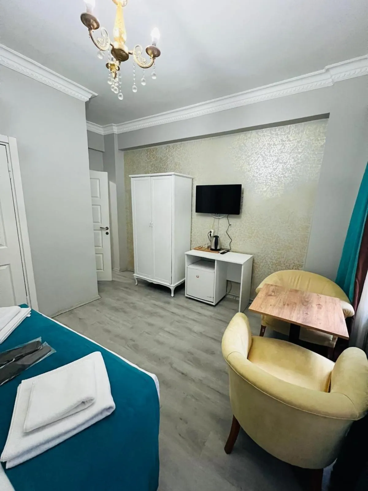 Communal lounge/ TV room, Bed in Taksim Dora Hotel