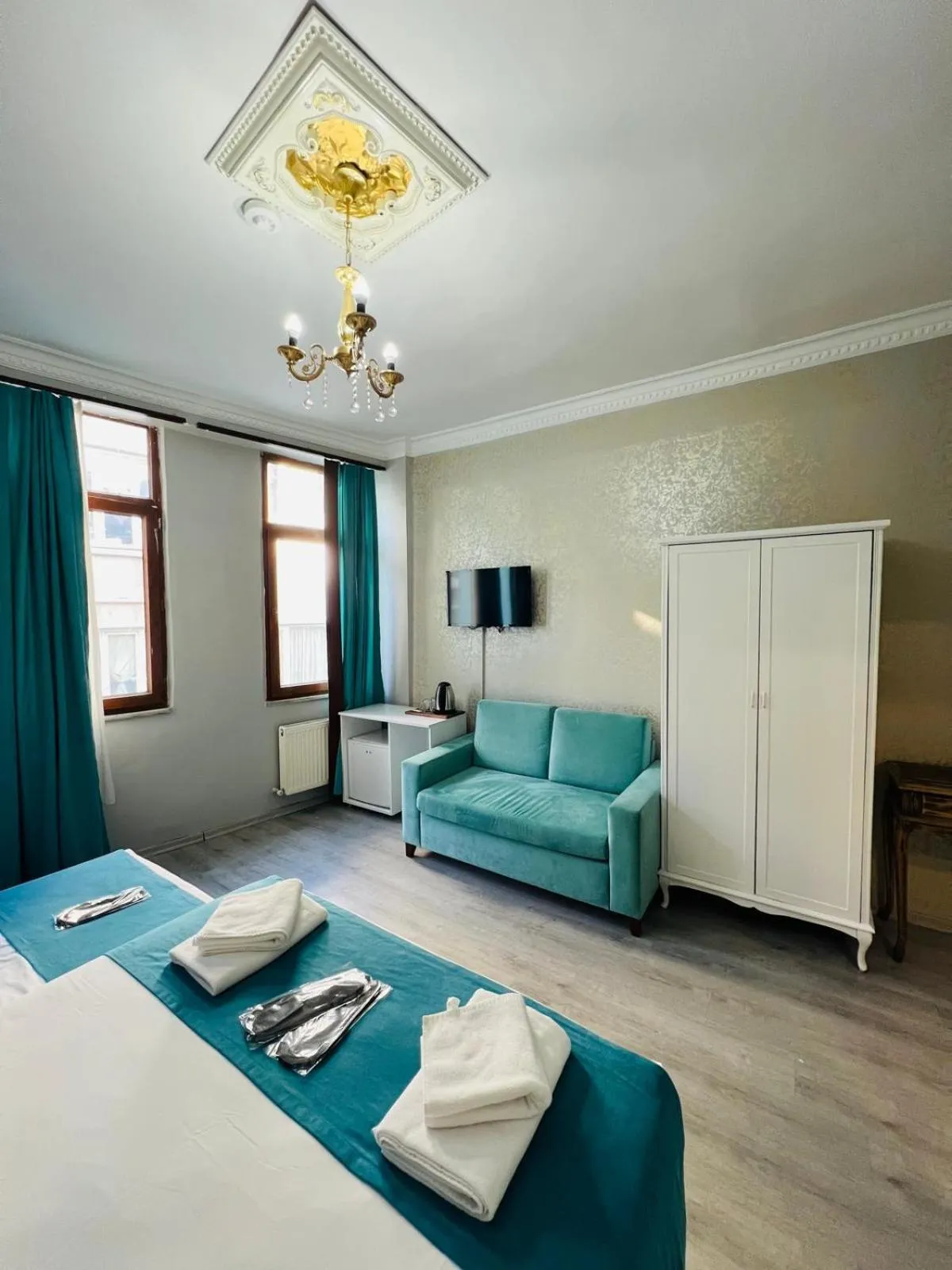 Communal lounge/ TV room, Bed in Taksim Dora Hotel