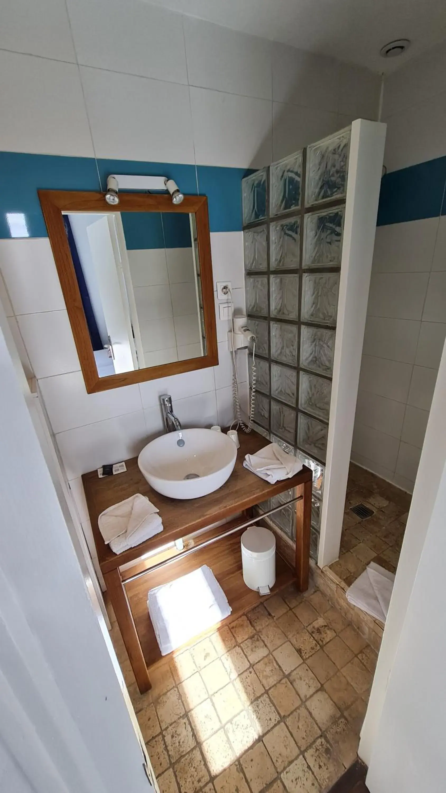 Double Room with Shower in Constantin Double Room with Shower in Constantin
