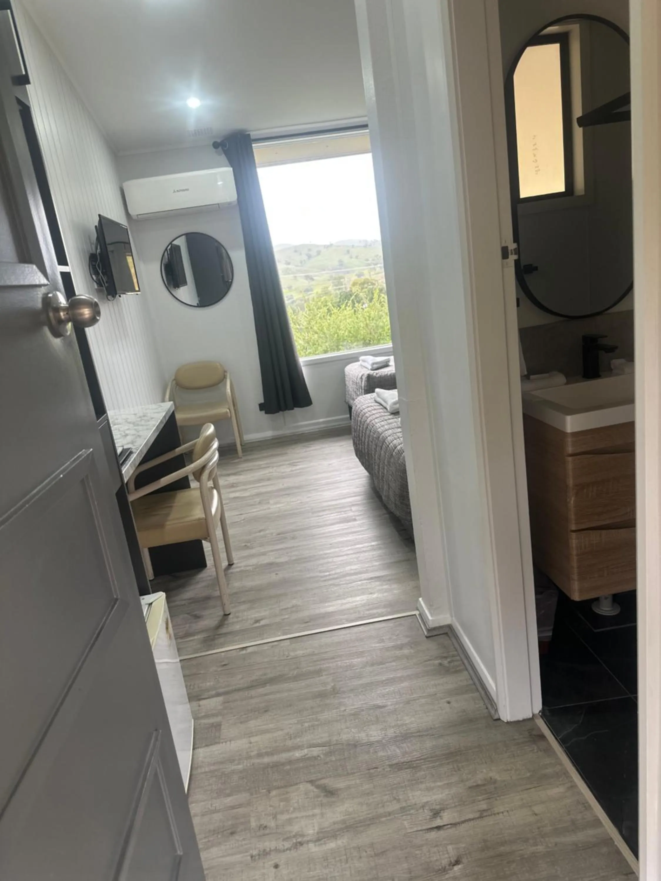 Bedroom in Garden Motor Inn