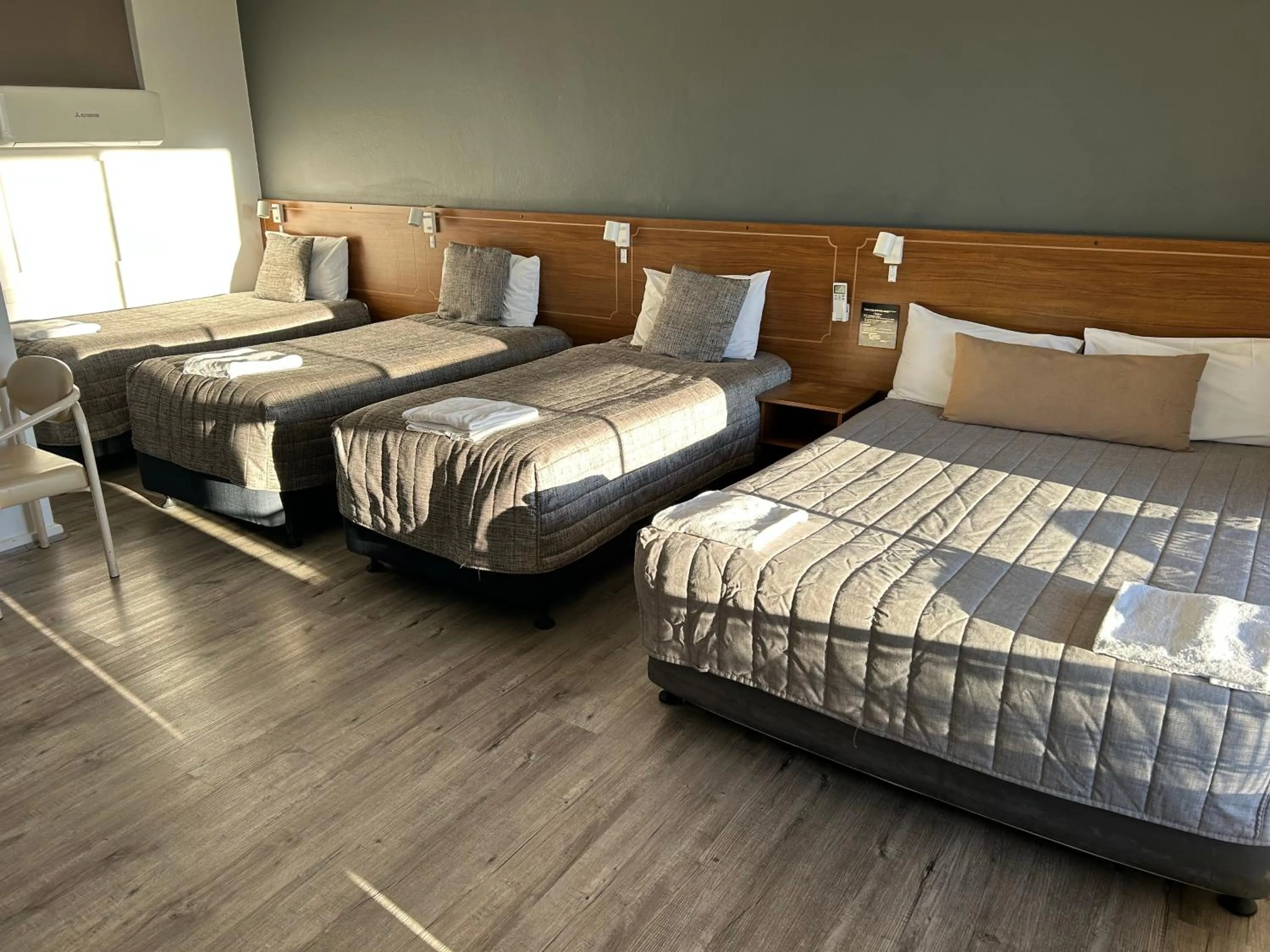 Photo of the whole room, Bed in Garden Motor Inn