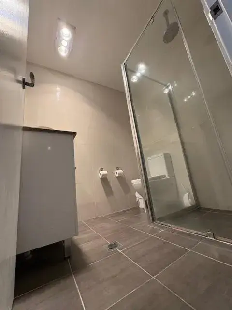 King Family (4) (Pets permitted) in Golden Age Motor Inn King Family (4) (Pets permitted) in Golden Age Motor Inn