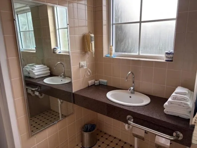 Golden Age Motor Inn