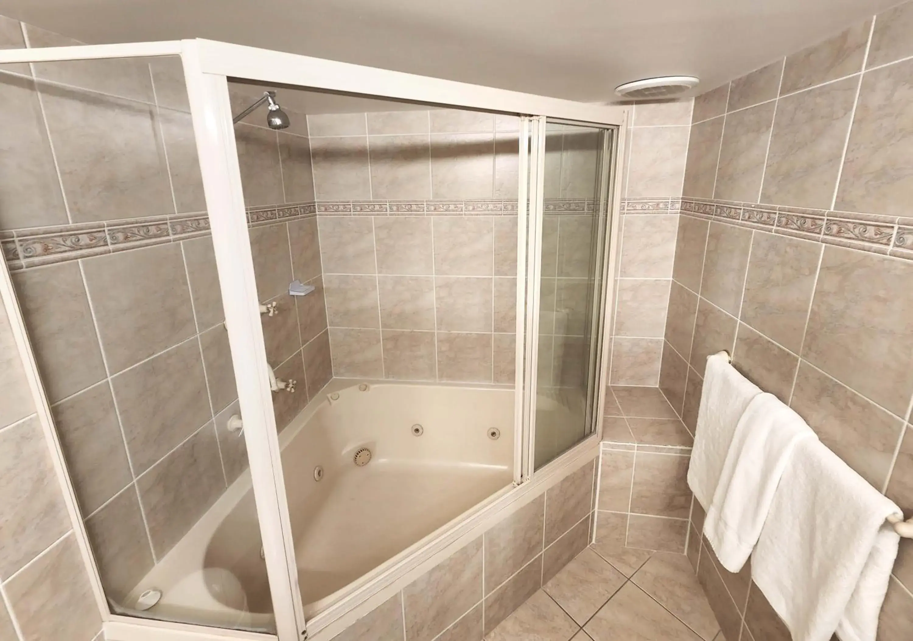 Studio with Spa (no Pets) in Golden Age Motor Inn Studio with Spa (no Pets) in Golden Age Motor Inn