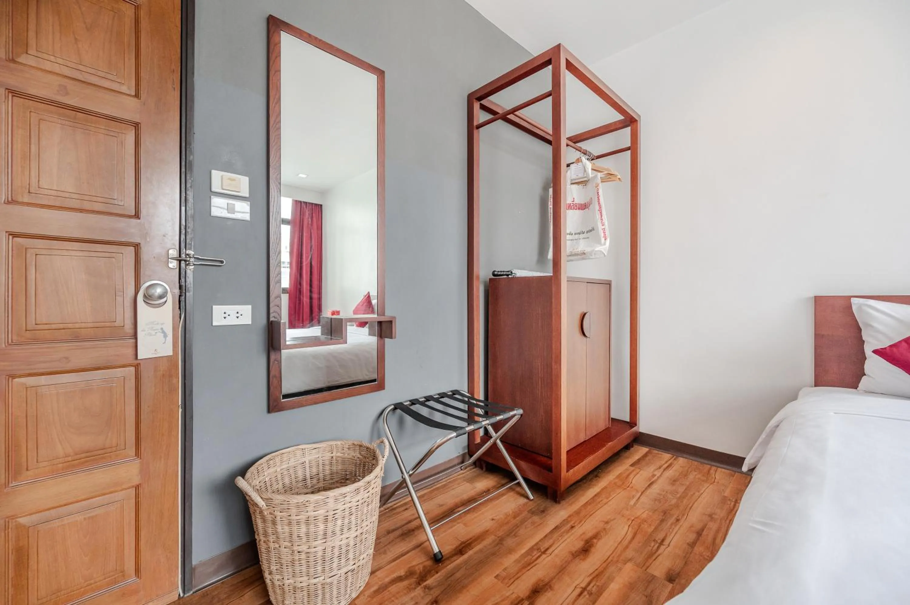 wardrobe, Bed in Ruamchitt Plaza Hotel