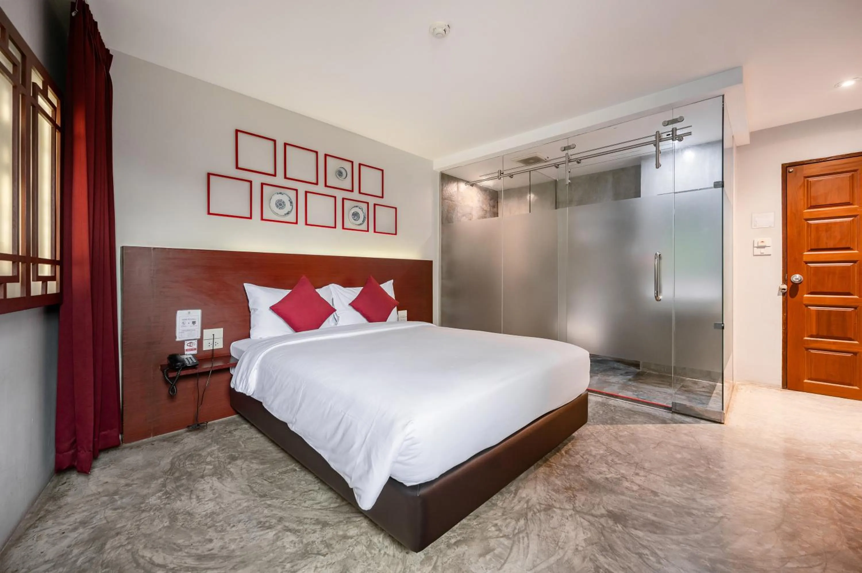 Bed in Ruamchitt Plaza Hotel