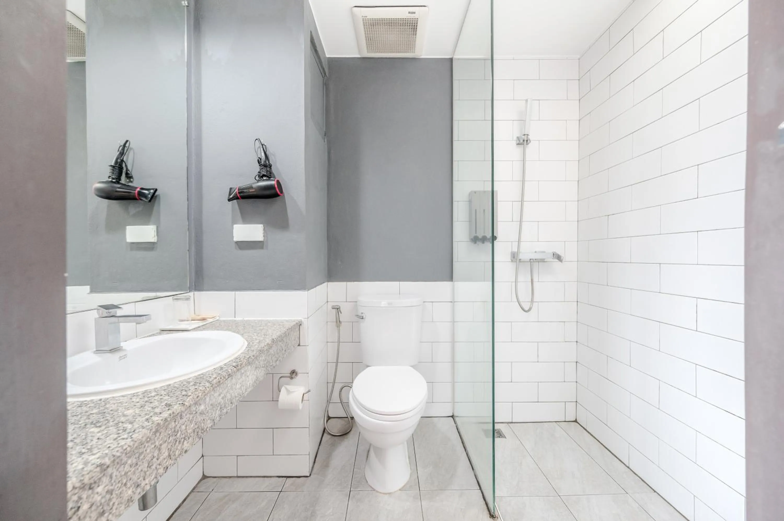 Shower in Ruamchitt Plaza Hotel